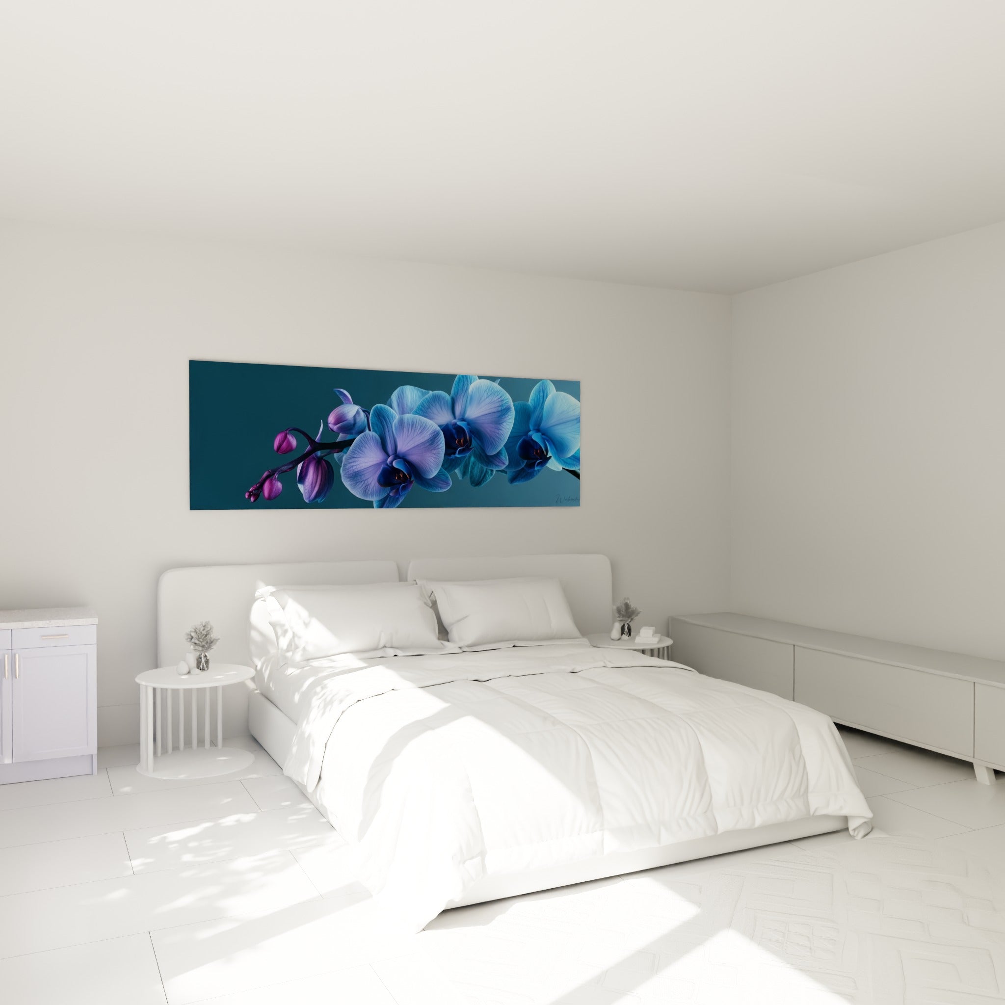 Branche d'orchidée bleue et fuchsia, pétales veloutés, au-dessus d'un lit dans une chambre claire