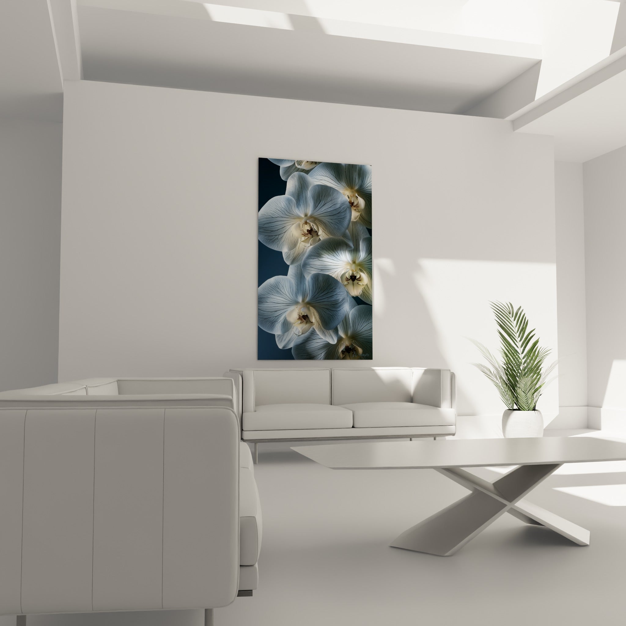 Pétales nacrés d'orchidée veinés de bleu marine, accrochés au-dessus d'un canapé dans un salon lumineux