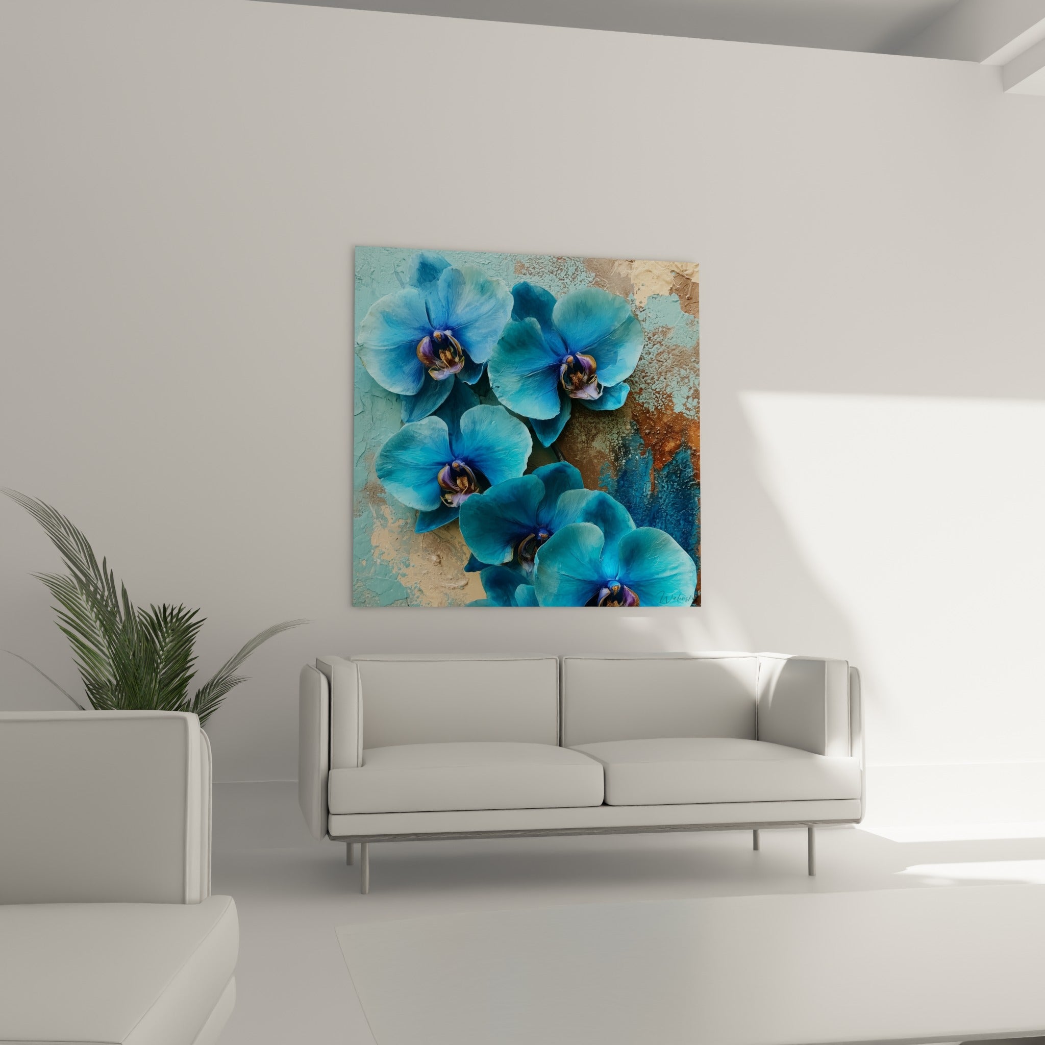 Pétales d'orchidée turquoise et bleu marine disposés au-dessus d'un canapé dans un salon lumineux