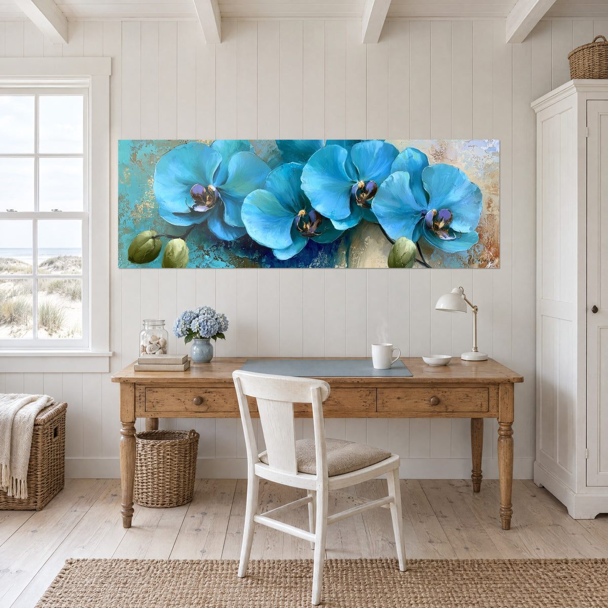 Πίνακας με phalaenopsis χρώματος γαλαζίου παγετώνα, μωβ λαιμό με χρυσά στολίδια, σε λευκό τοίχο πάνω από γραφείο από ανοιχτόχρωμο ξύλο