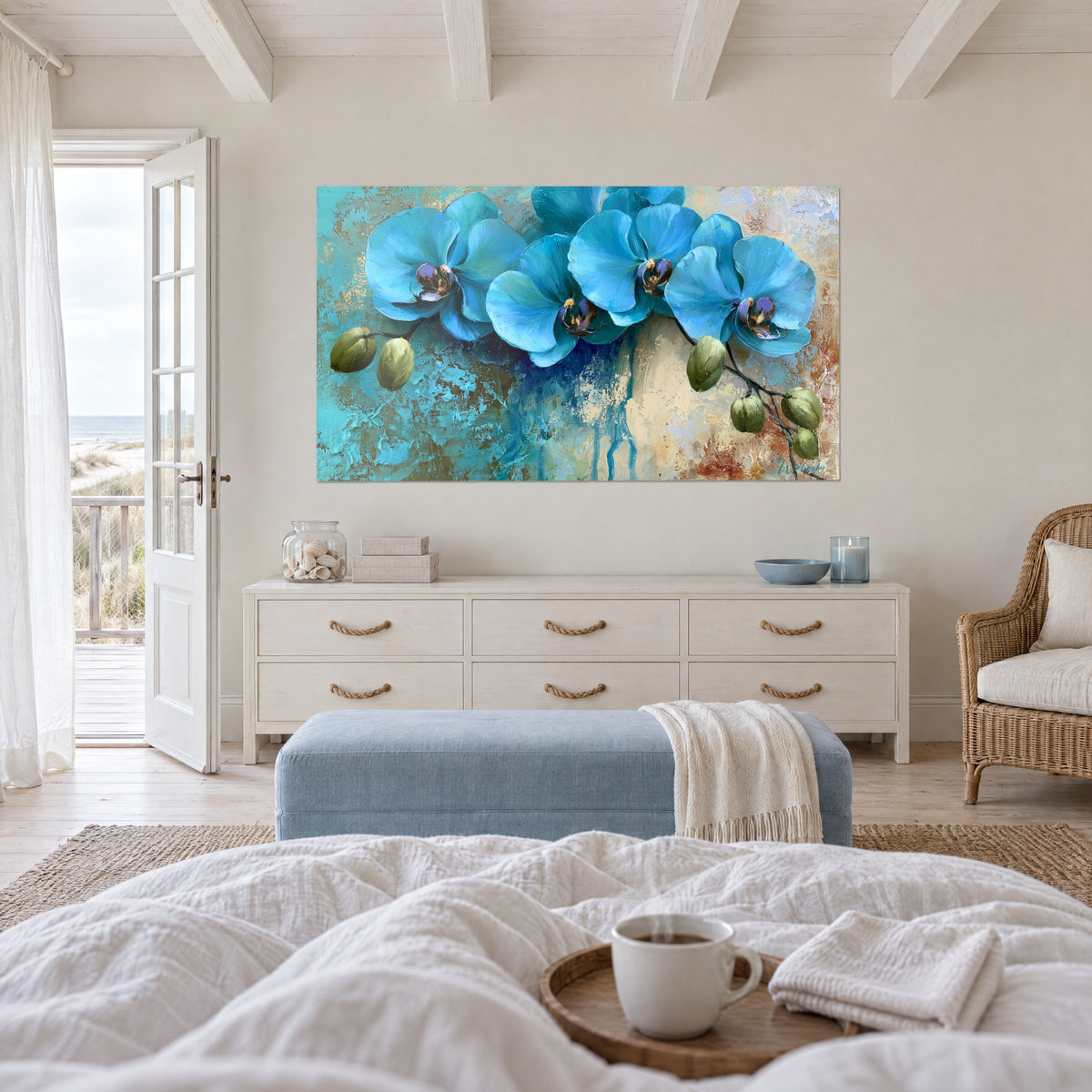 Schilderij orchideeëntak lichtblauw op turquoise en okergele achtergrond, twee personen met de rug naar de kijker boven een bed in een lichte slaapkamer