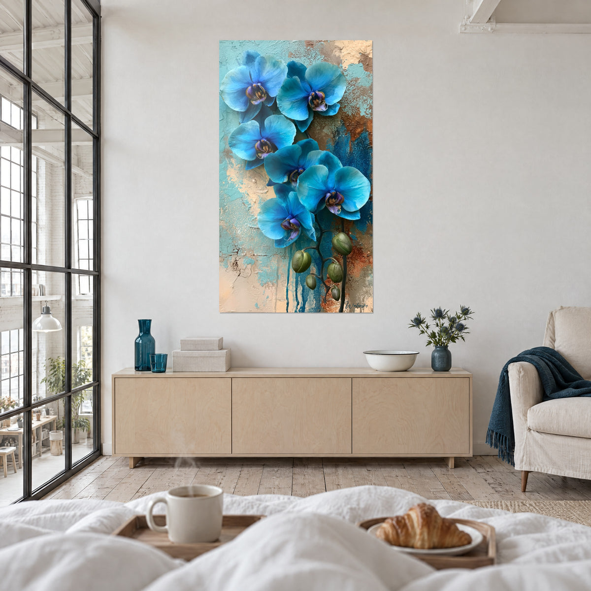 Gemälde mit einer Traube kobaltblauer und blaugrüner Orchideen auf sandfarbenem und rostrotem Grund, blaue Laufspuren, über einem Bett in einem hellen Schlafzimmer