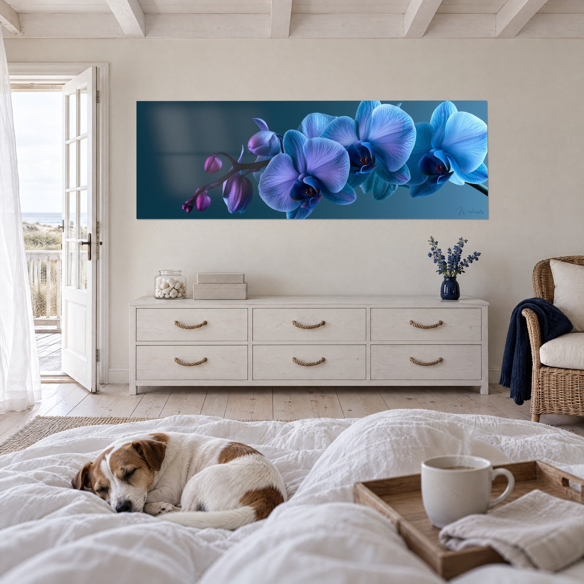 Quadro stelo di orchidee indaco e lilla su fondo blu notte, sopra un letto in una camera luminosa, terrier addormentato