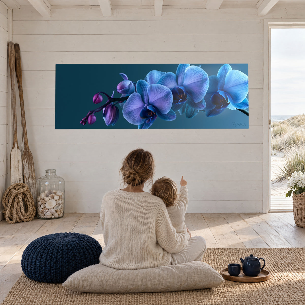 Quadro ramo di orchidea celeste dai petali traslucidi e boccioli malva su fondo ardesia, soggiorno luminoso aperto sulle dune