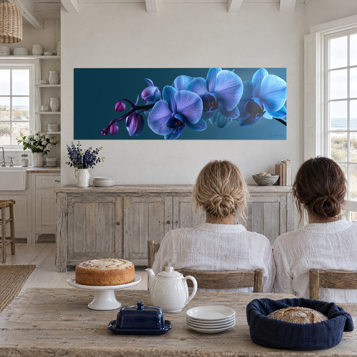 Quadro grappolo di phalaenopsis azzurro cielo dalle nervature sottili e boccioli prugna su fondo turchese scuro, cucina sul mare
