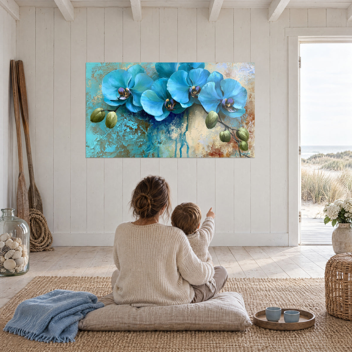 Schilderij azuurblauwe orchideeën met diepblauwe druipsporen en gouden oker, moeder en kind met de rug naar de kijker op een kussen, woonkamer aan zee