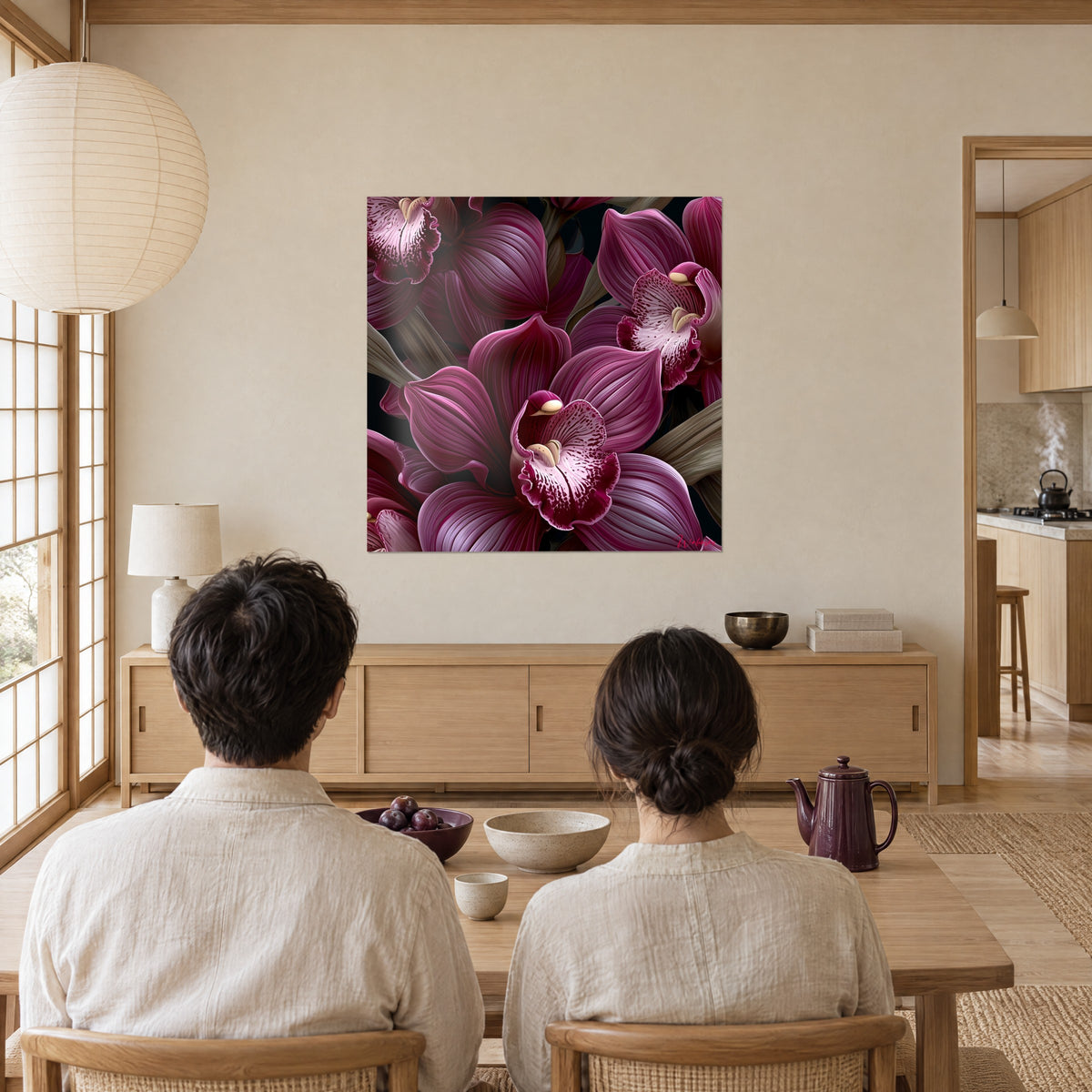 Quadro di corolle d'orchidea lampone e rosa pallido, gole punteggiate su sfondo nero, due figure di spalle vicino a un tavolino basso