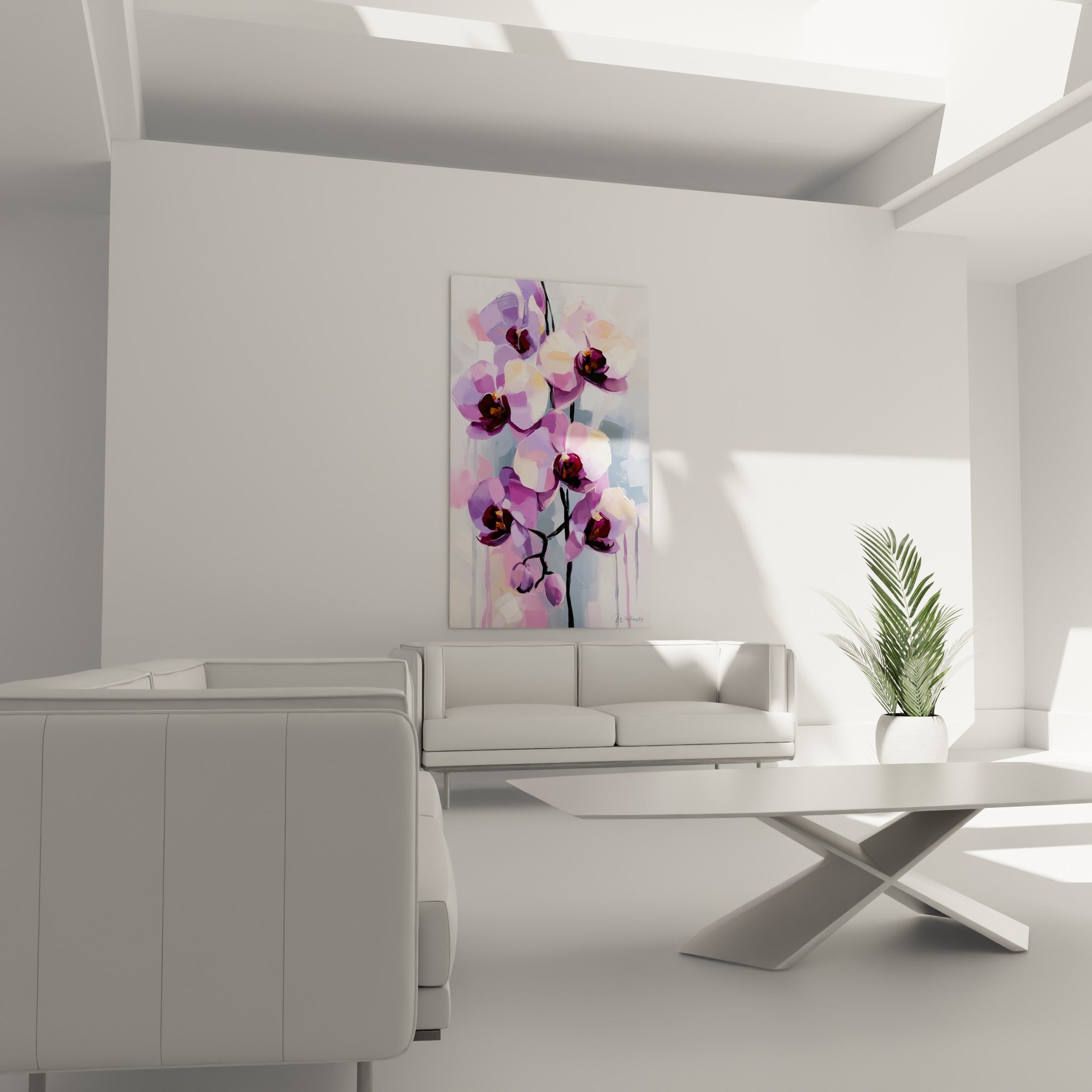 Fleurs d'orchidée pourpre et crème au-dessus d'un canapé dans un salon lumineux