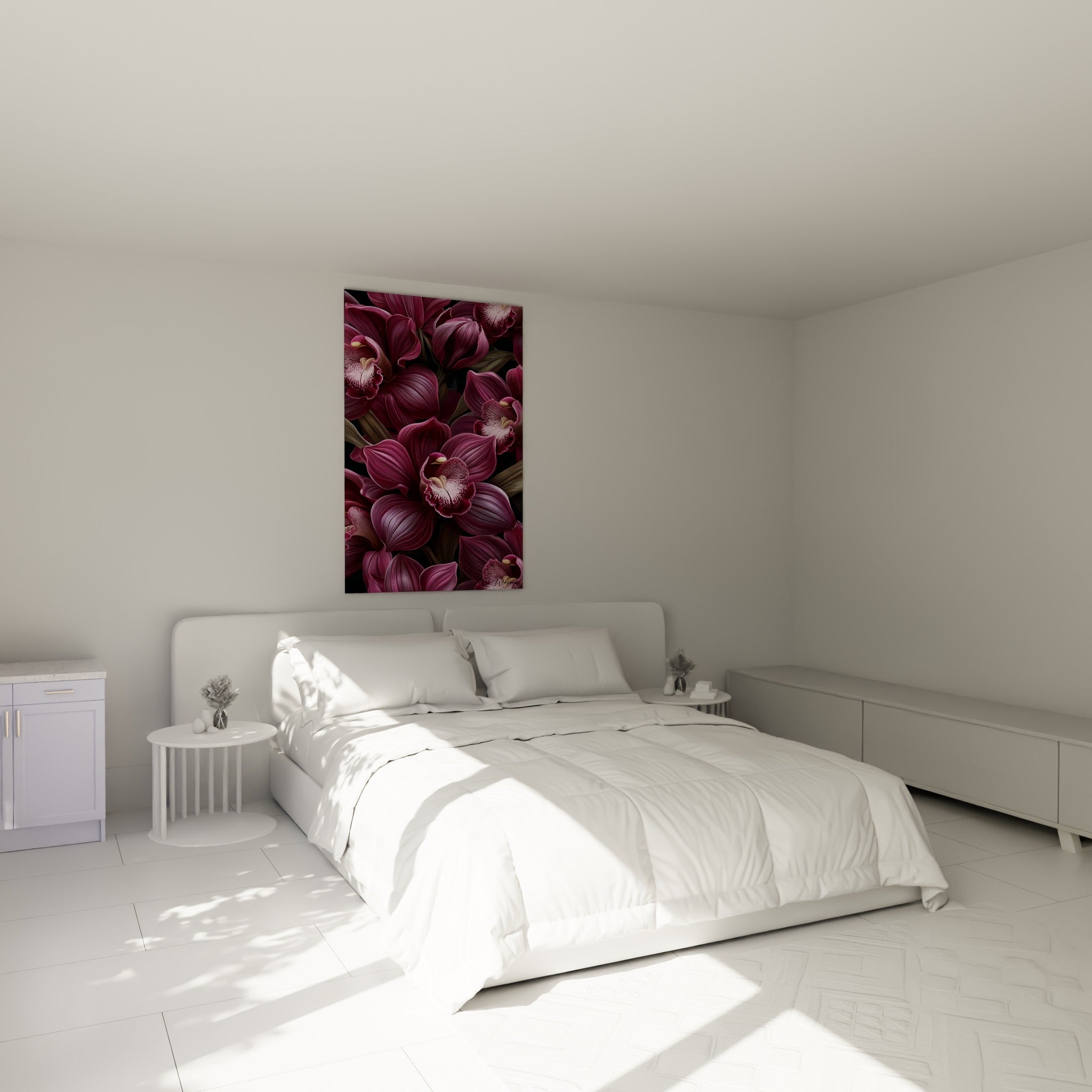 Bouquet d'orchidée bordeaux et rose au-dessus d'un lit dans une chambre claire