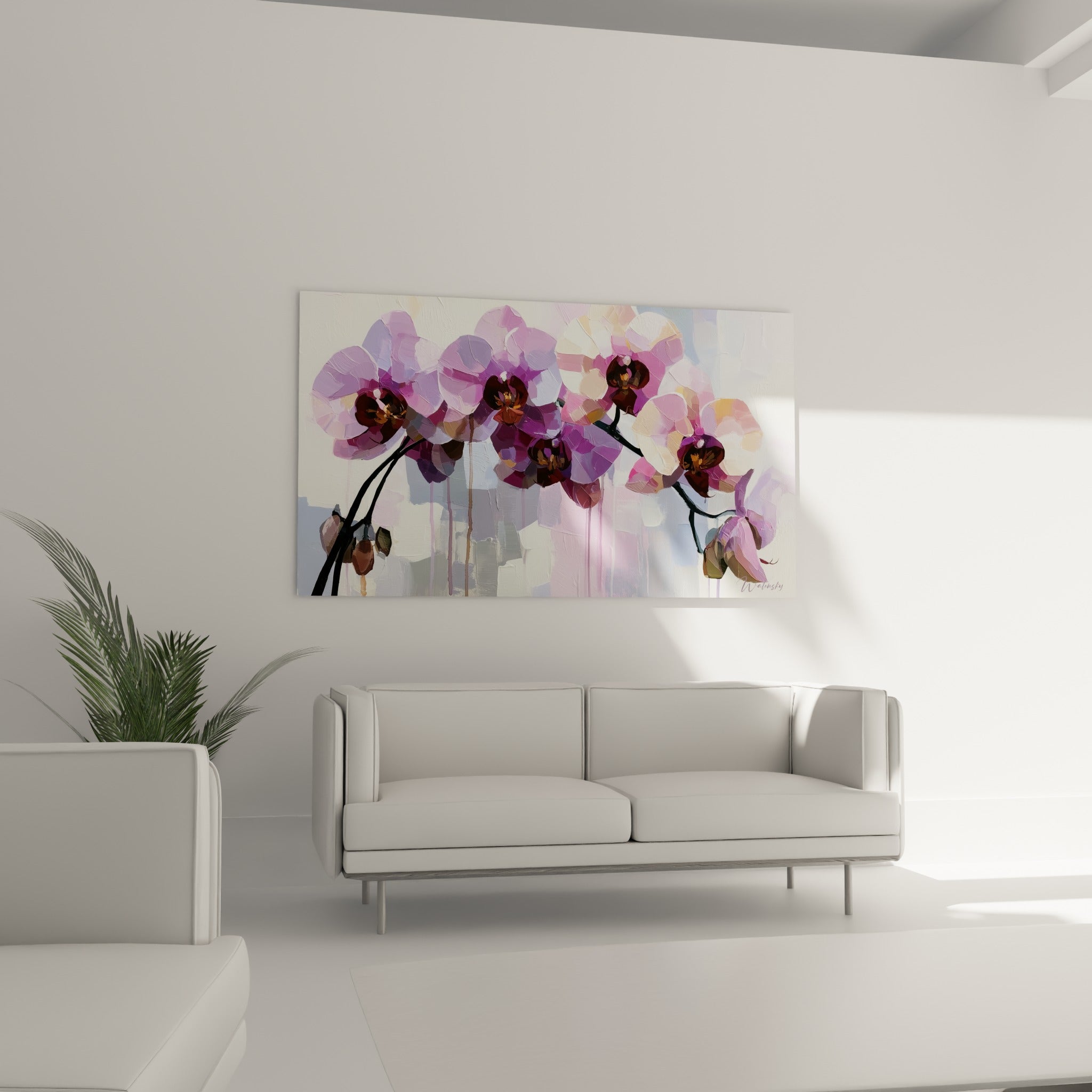 Fleurs d'orchidée mauve et bordeaux disposées au-dessus d'un canapé dans un salon lumineux
