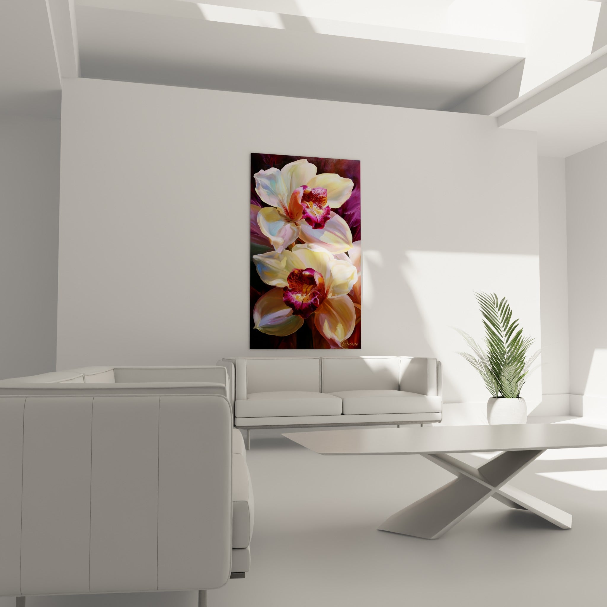 Pétales d'orchidée crème et violine accrochés au-dessus d'un canapé dans un salon lumineux