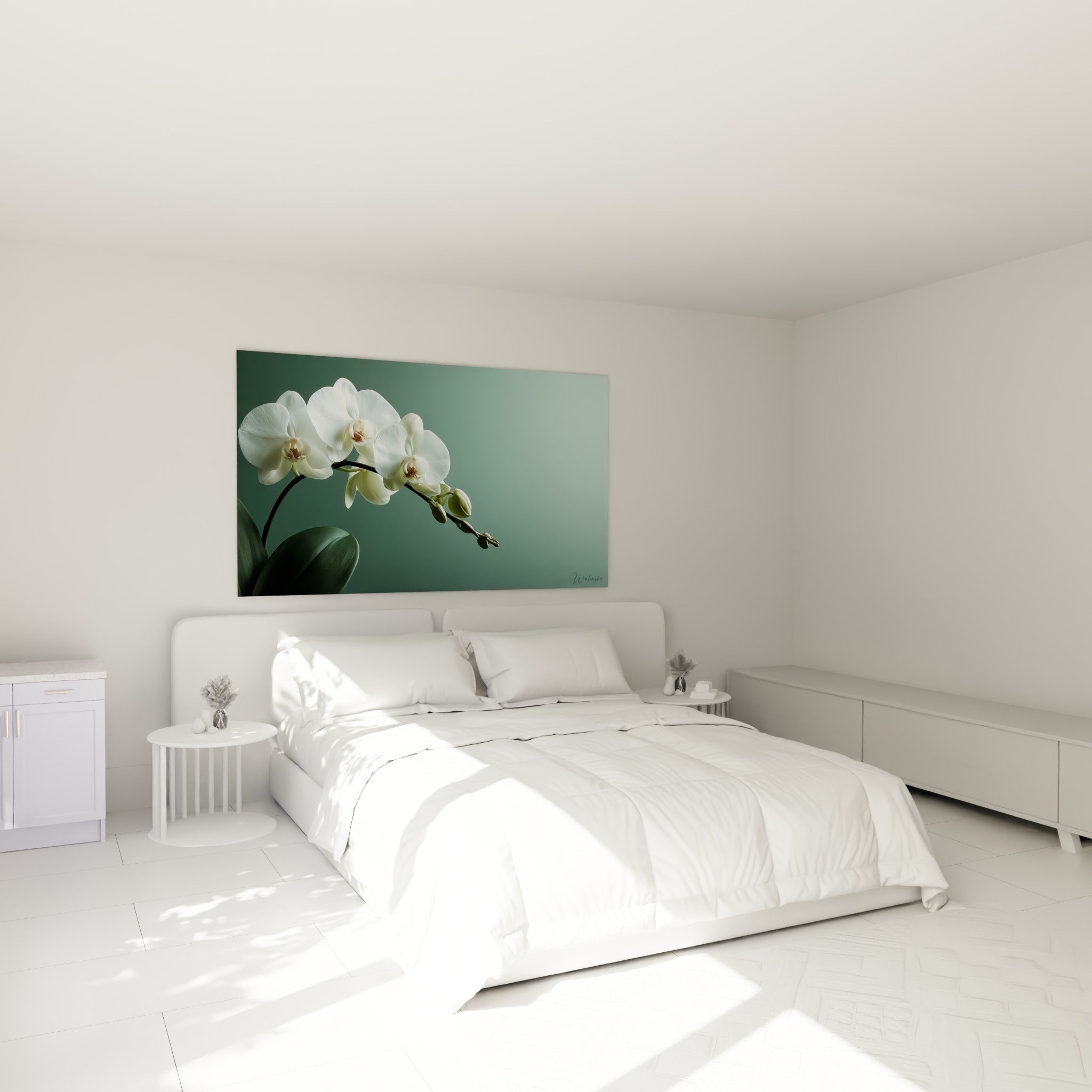 Fleurs d'orchidée blanches et feuille sombre au-dessus d'un lit dans une chambre claire