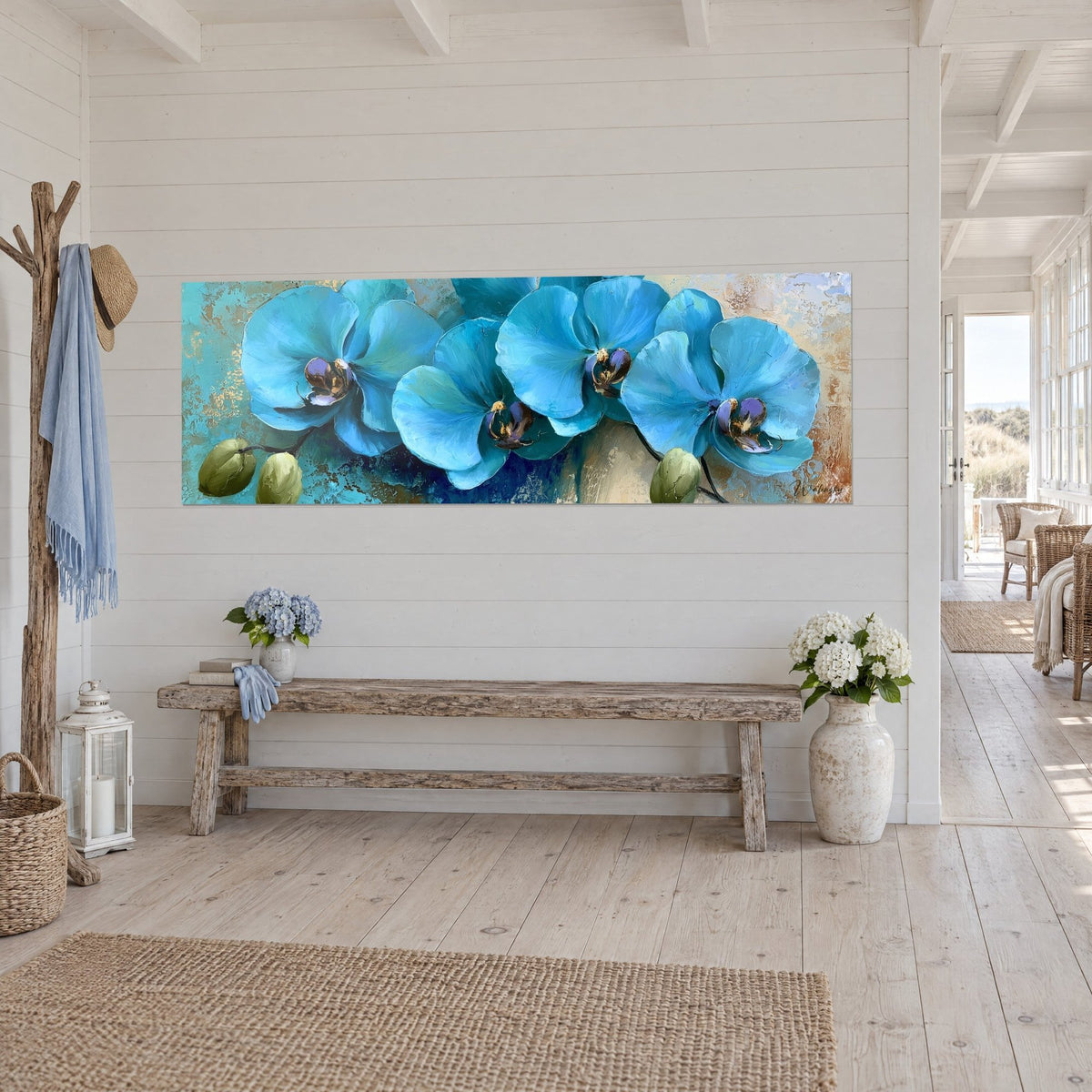 Cuadro de flores de orquídea azul celeste en relieve, capullos verdes y toques dorados, sobre una pared blanca con paneles junto a un banco de madera