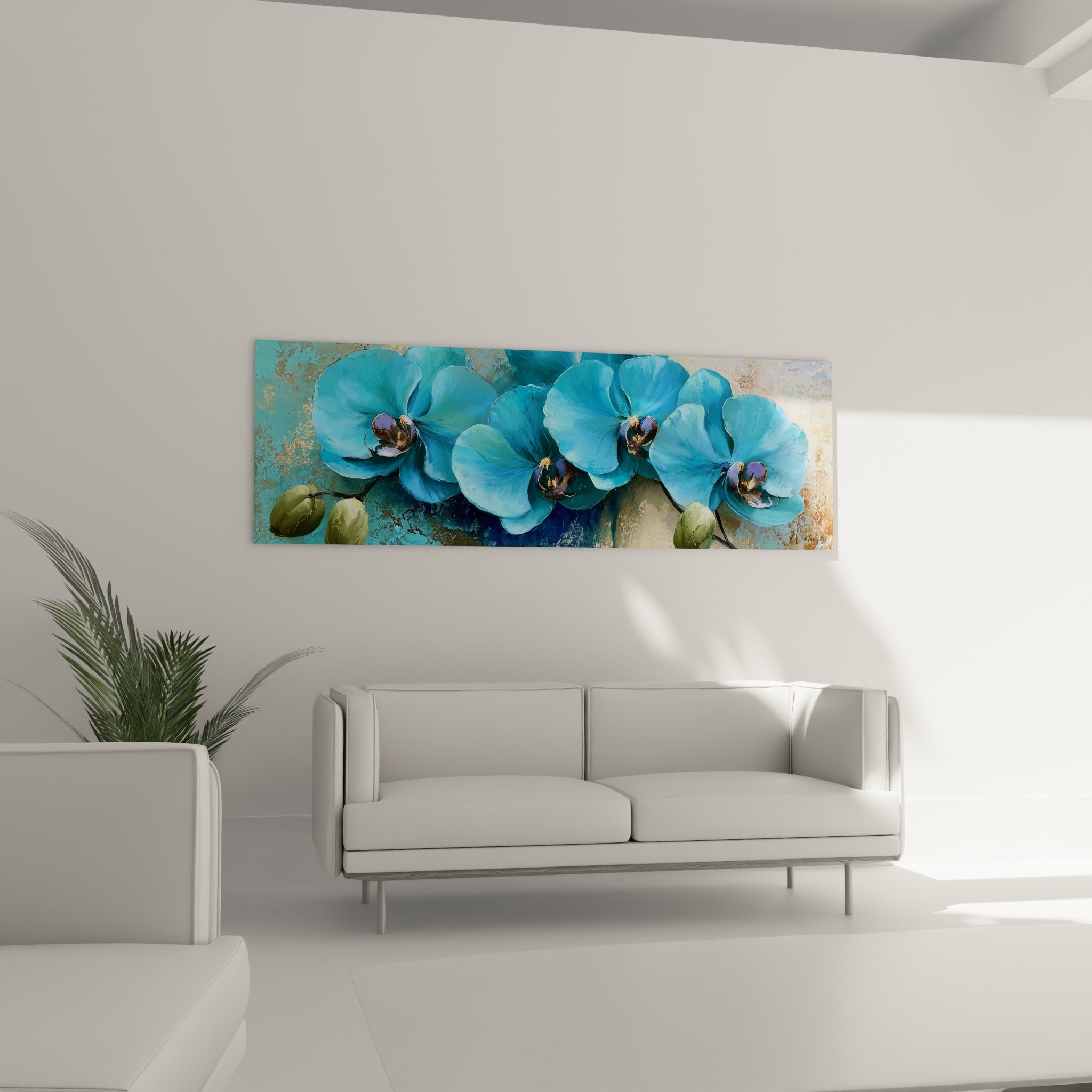 Fleurs d'orchidée bleu ciel et boutons verts au-dessus d'un canapé dans un salon lumineux
