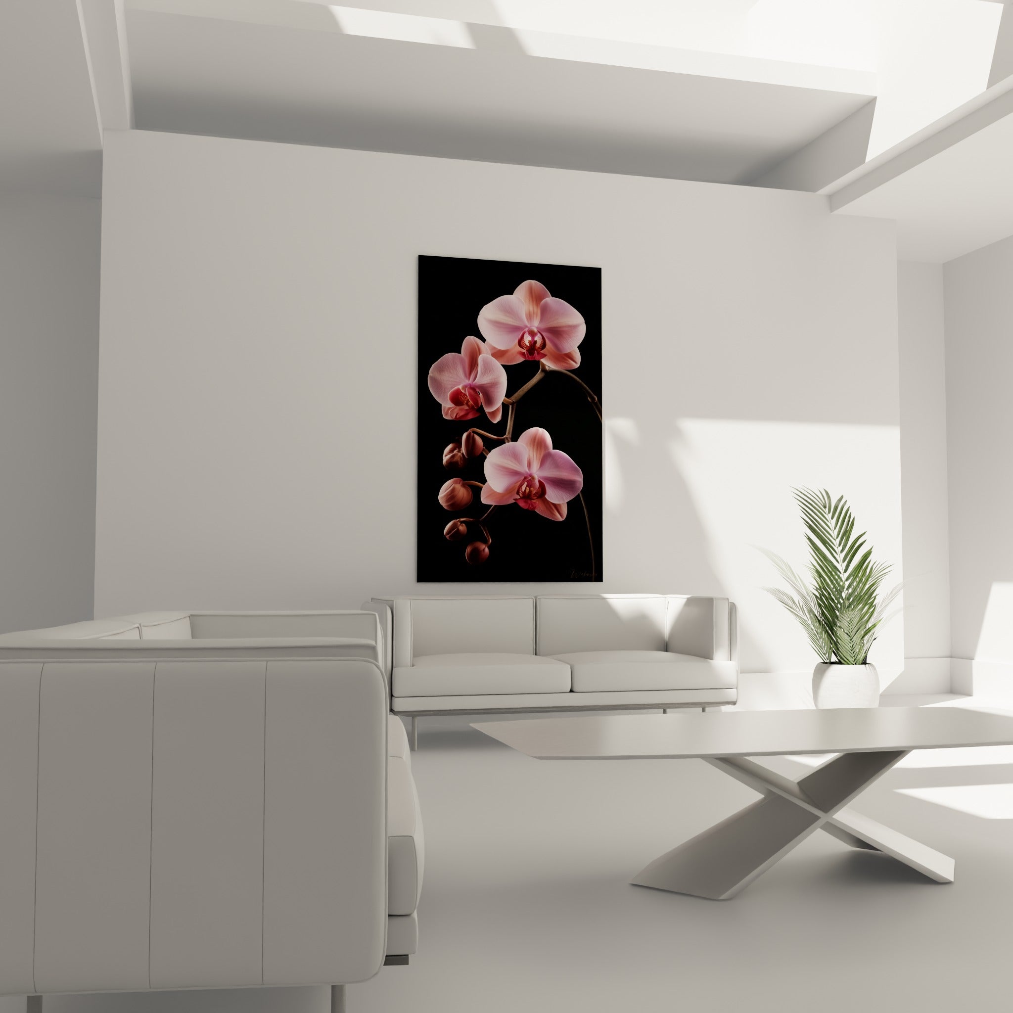 Branche d'orchidée rose et fauve sur fond noir accrochée au-dessus d'un canapé dans un salon lumineux