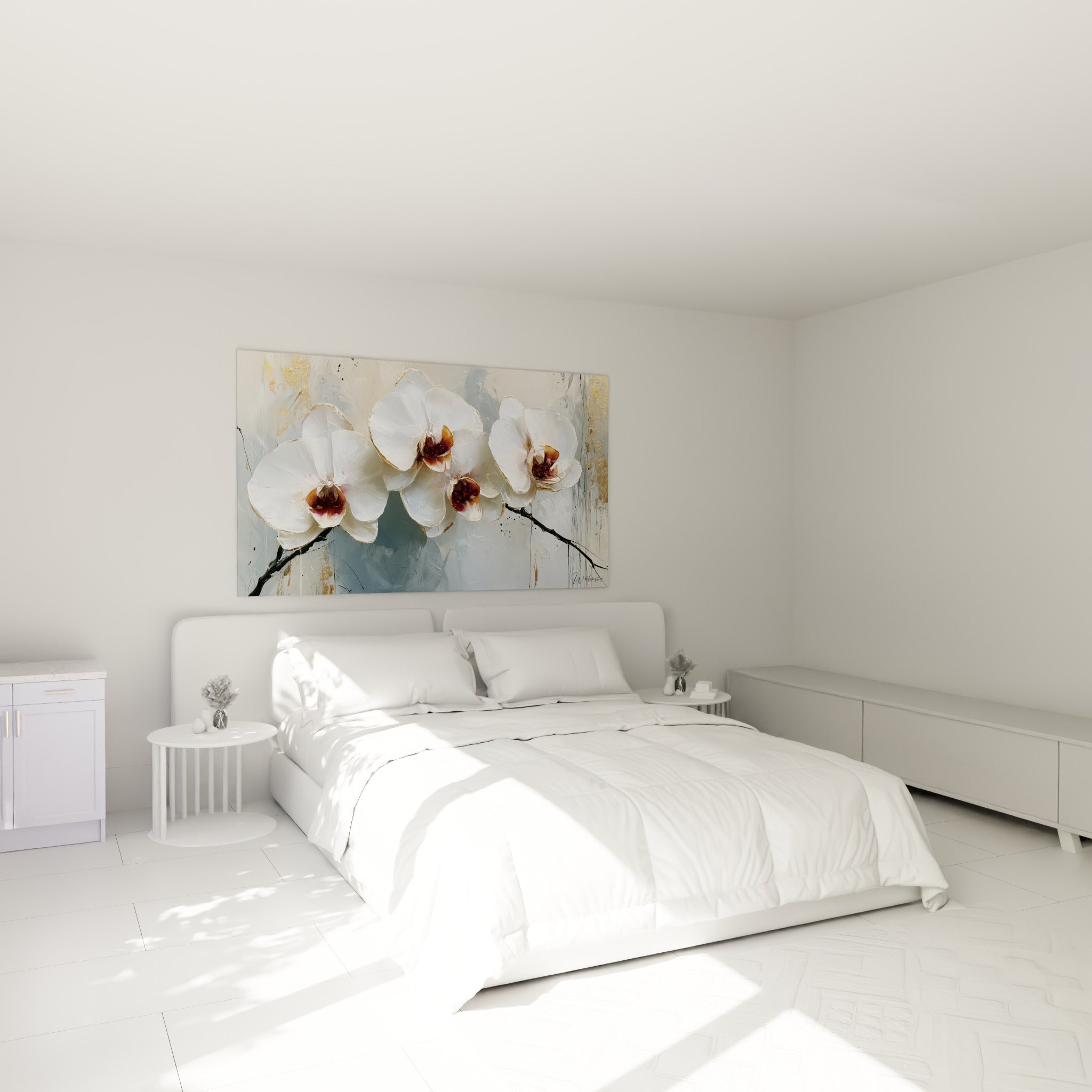 Branche d'orchidées blanches et dorées surplombant un lit dans une chambre claire