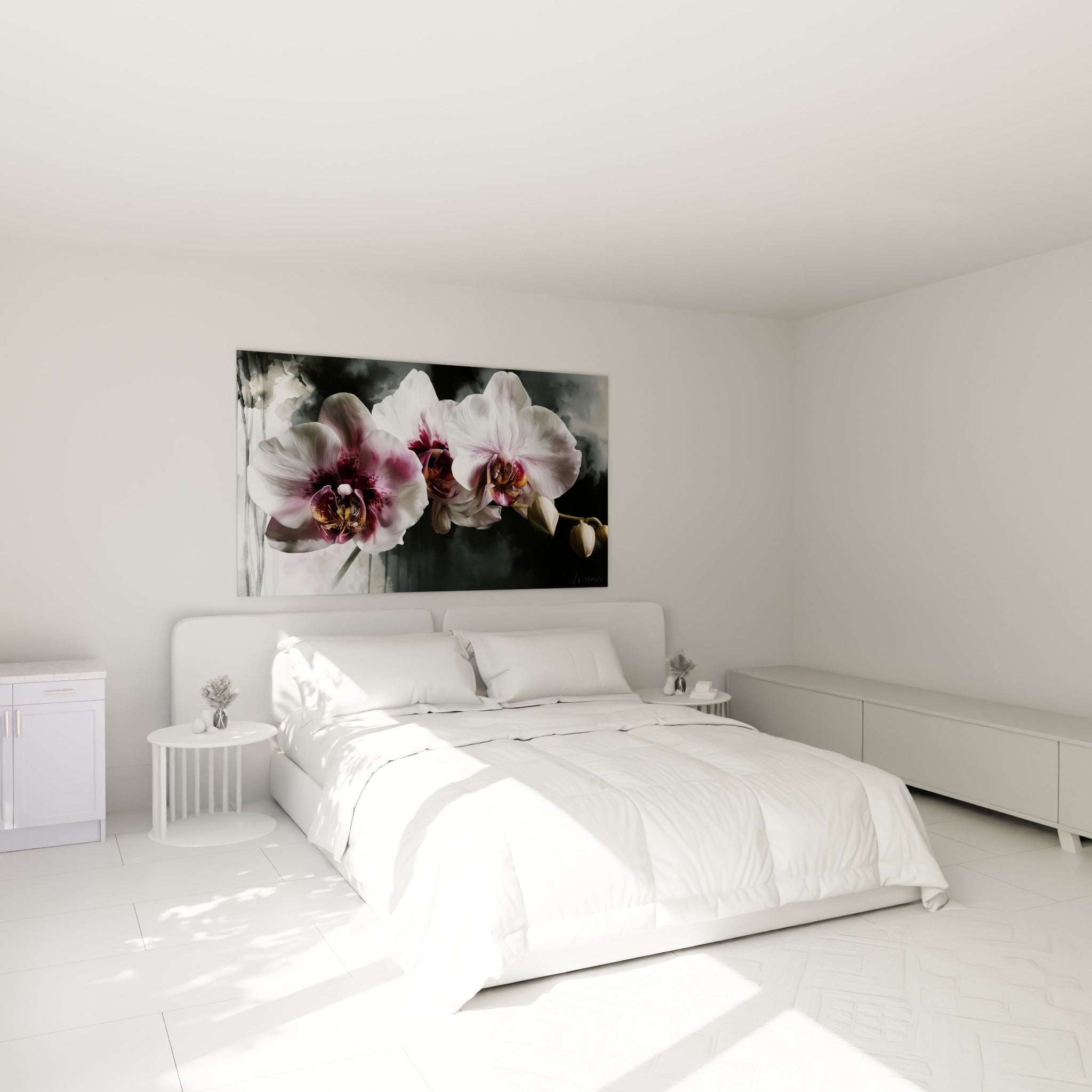 Branche d'orchidées blanches et pourpres accrochée au-dessus d'un lit dans une chambre claire