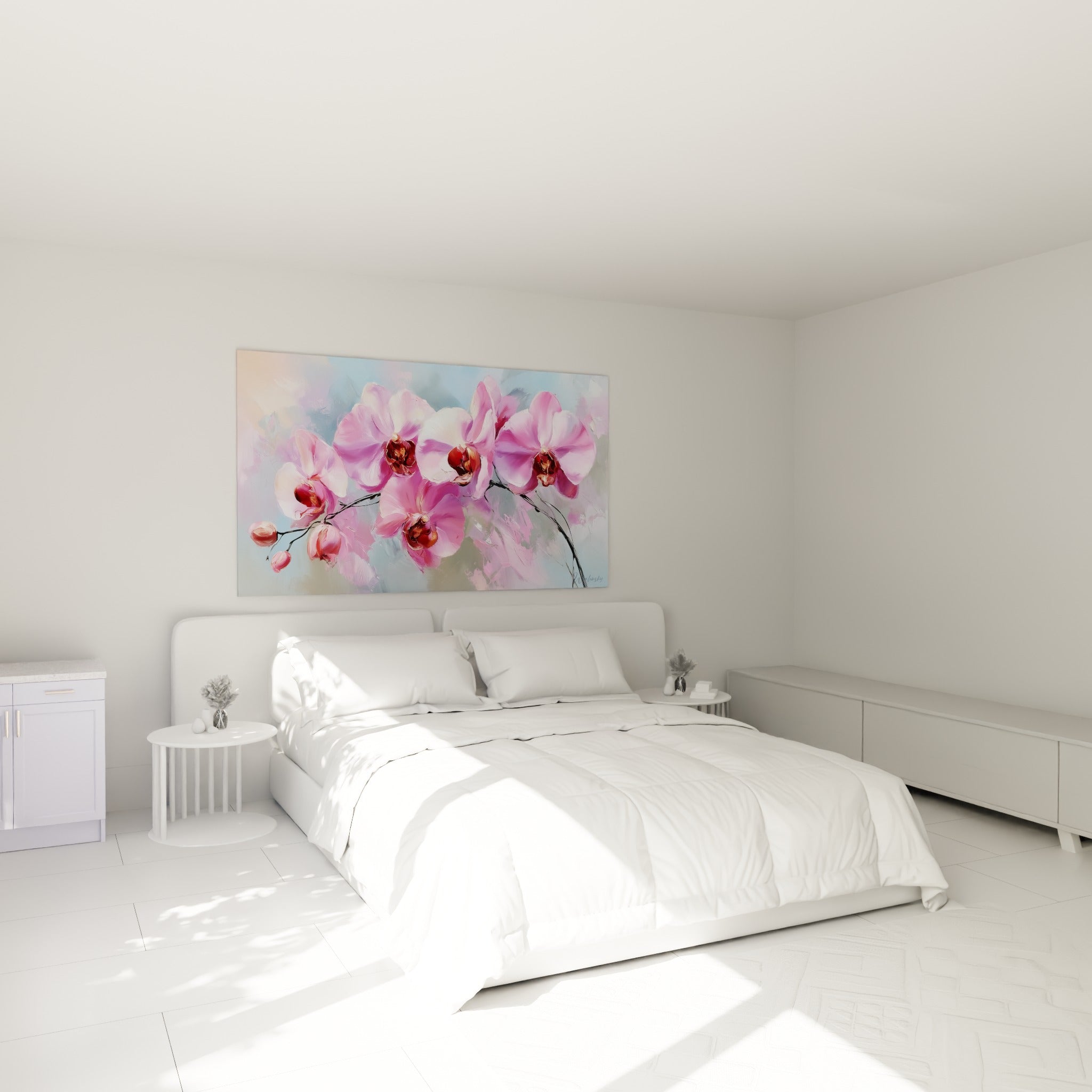Branche d'orchidée rose et bordeaux aux pétales délicats, au-dessus d'un lit dans une chambre claire