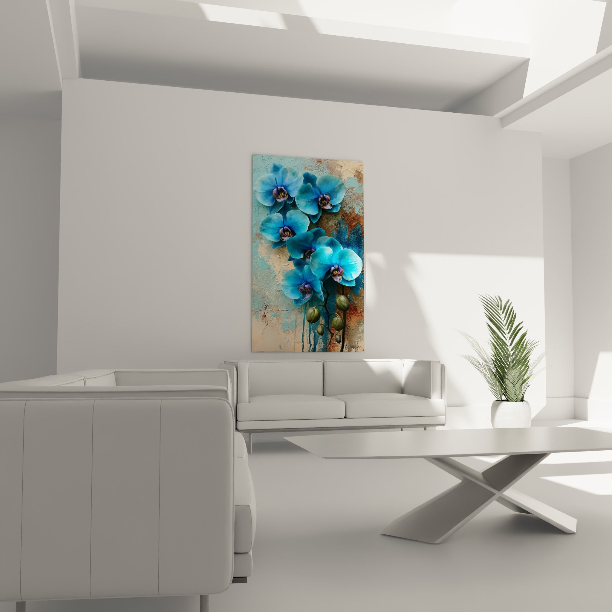 Pétales bleu turquoise et fond sable de l'orchidée accrochés au-dessus d'un canapé dans un salon lumineux