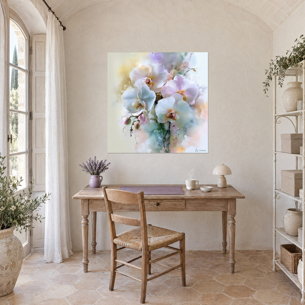 Cuadro de flores de phalaenopsis de pétalos translúcidos en tonos lilas y turquesa, colgado encima de un escritorio de madera clara