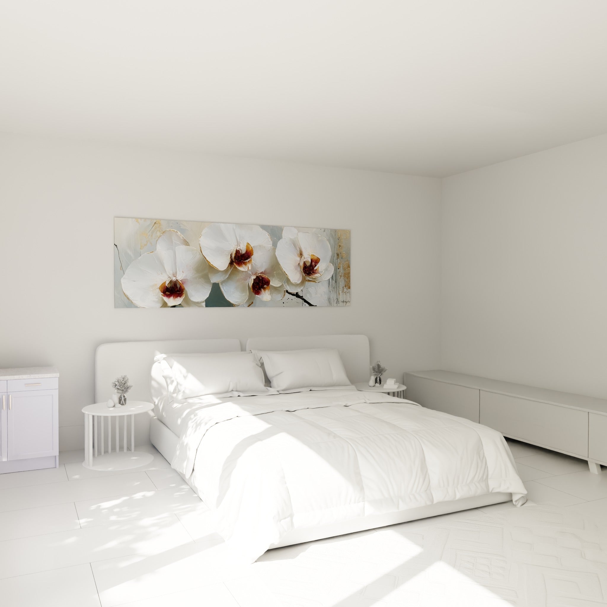 Branche d'orchidées blanches et dorées au-dessus d'un lit dans une chambre claire