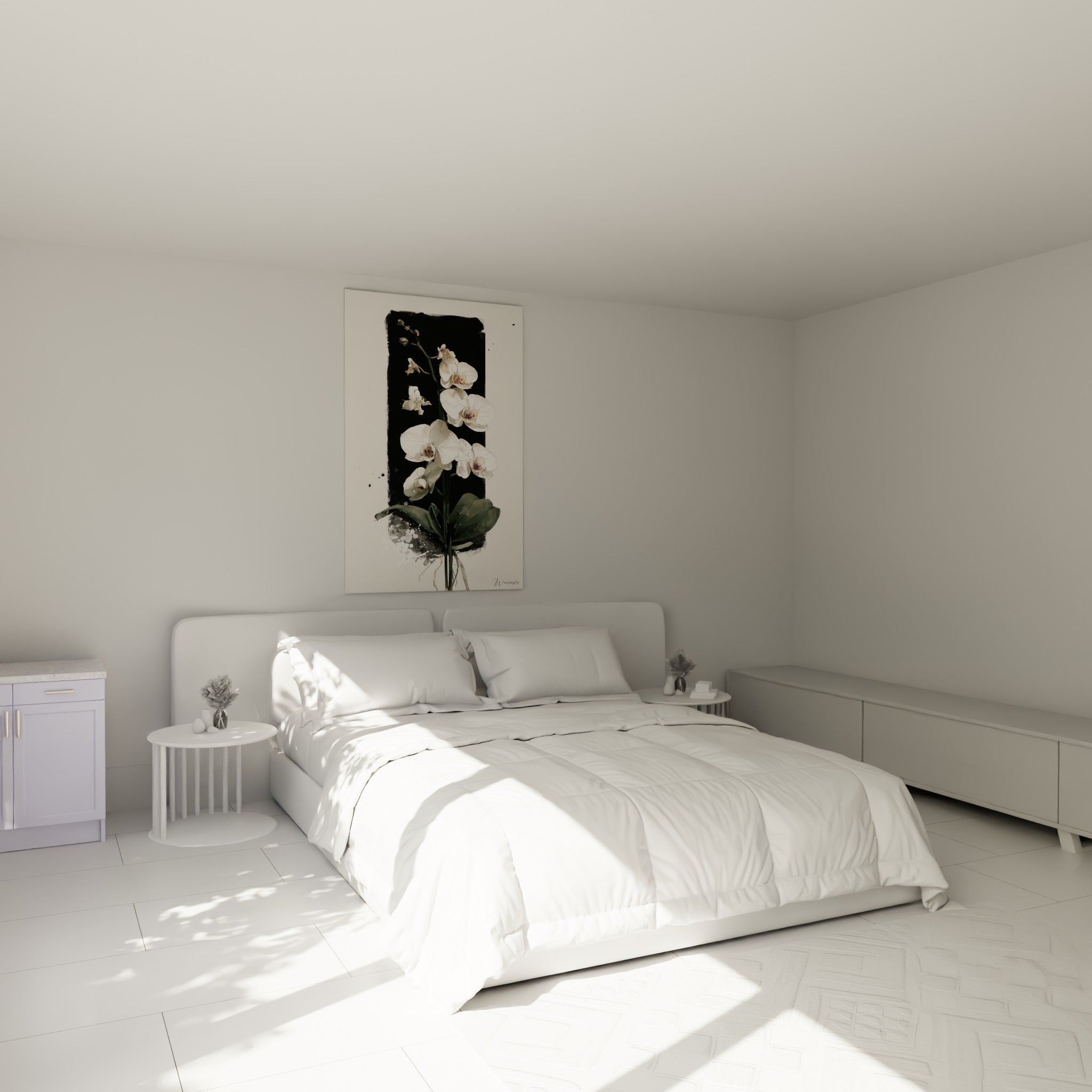 Fleurs d'orchidée blanche et pourpre au-dessus d'un lit dans une chambre claire