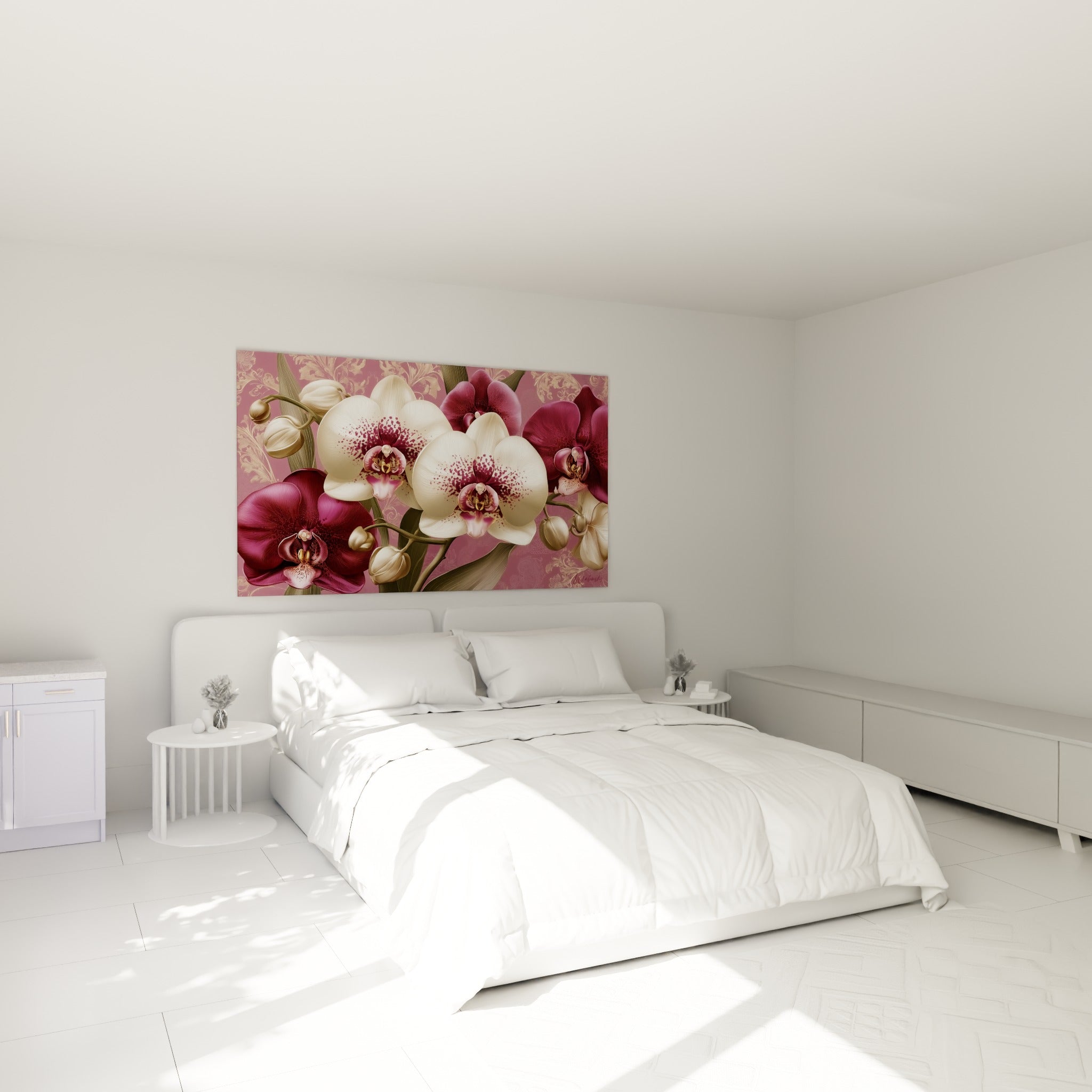 Bouquet d'orchidées crème et bordeaux accroché au-dessus d'un lit dans une chambre claire