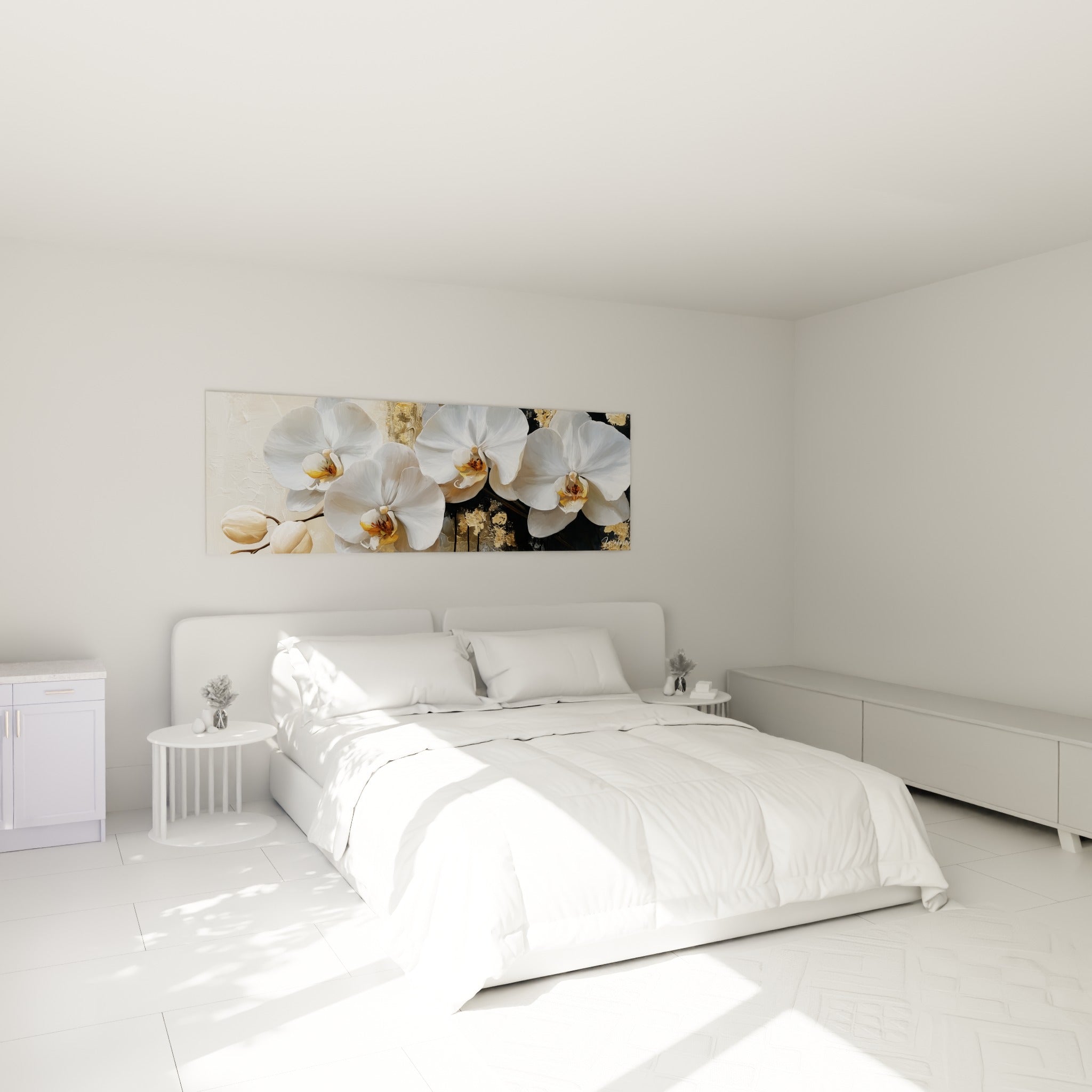 Grappe d'orchidées blanches et dorées accrochée au-dessus d'un lit dans une chambre claire