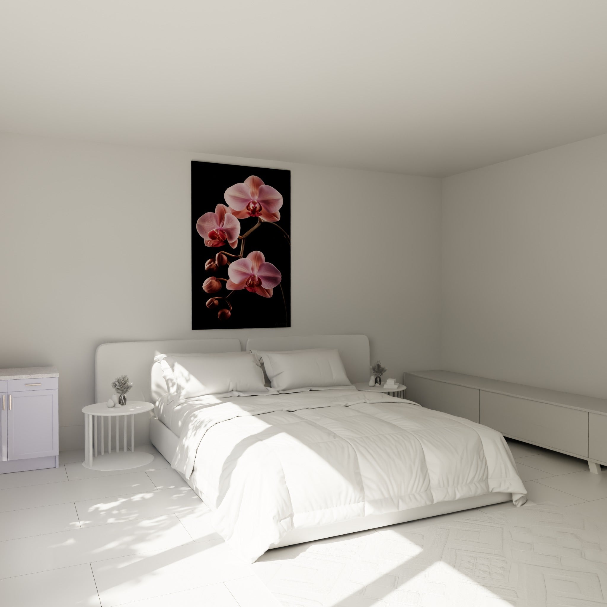 Fleurs d'orchidée rose pâle et bourgeons cuivrés au-dessus d'un lit dans une chambre claire