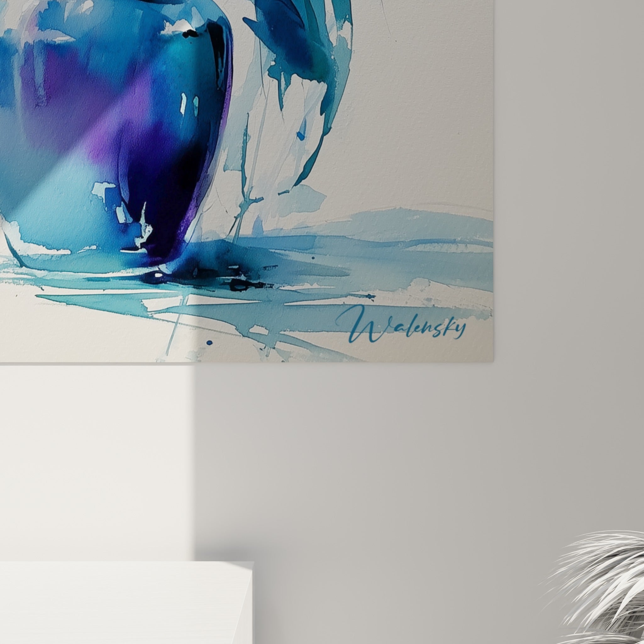 Coulures d'aquarelle bleu ciel et violettes autour des pétales blancs, grain visible de l'impression sur toile