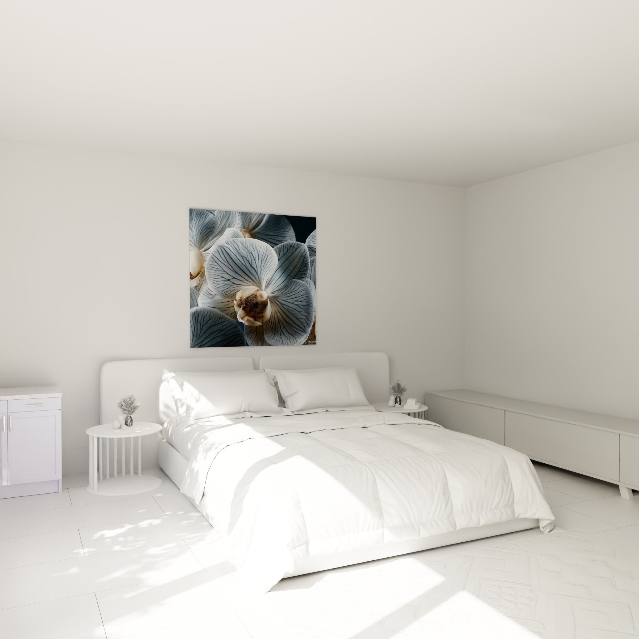 Fleur d'orchidée bleu ardoise et crème, pétales veinés, au-dessus d'un lit dans une chambre claire