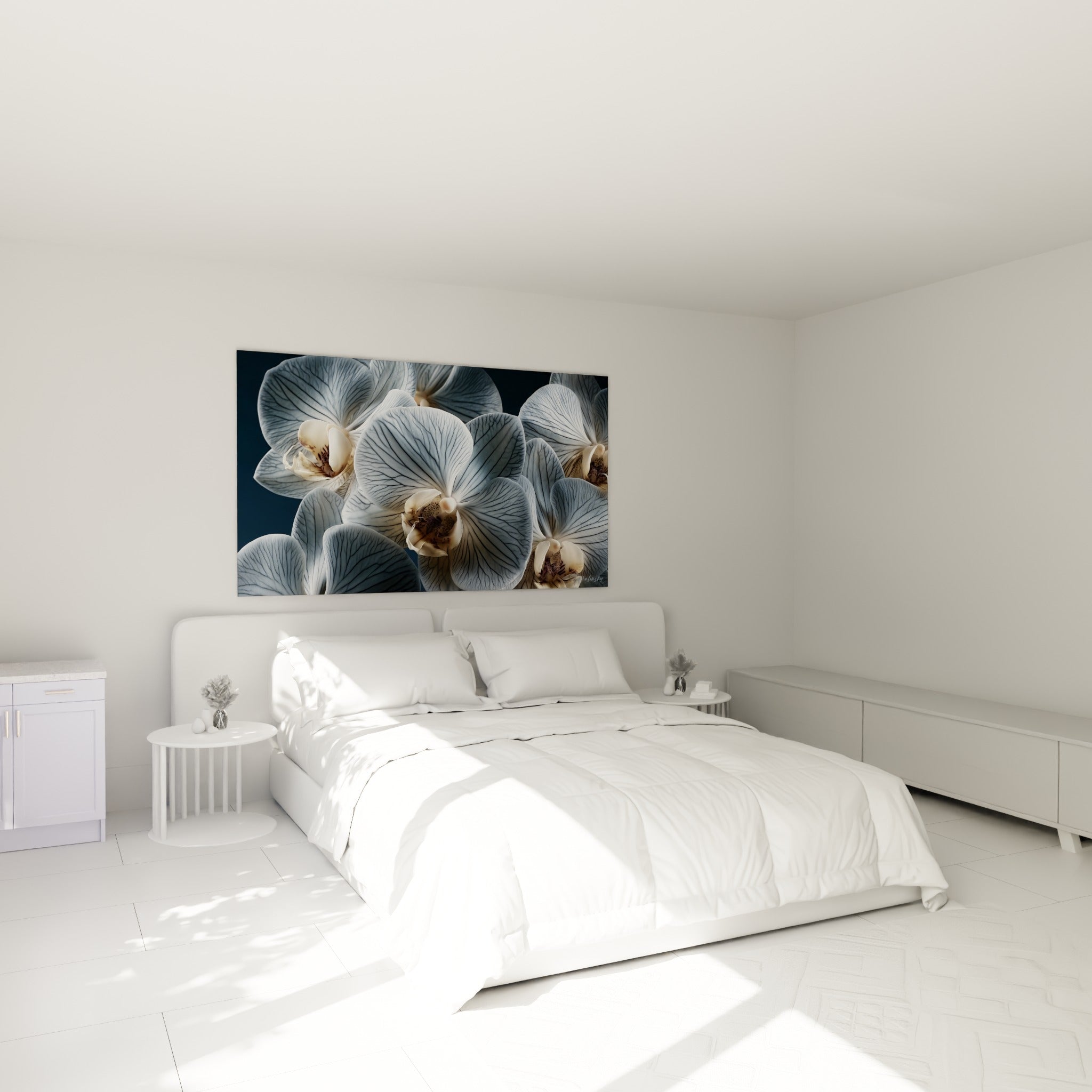 Fleurs d'orchidée bleu gris et crème tachetée de brun, accrochées au-dessus d'un lit dans une chambre claire