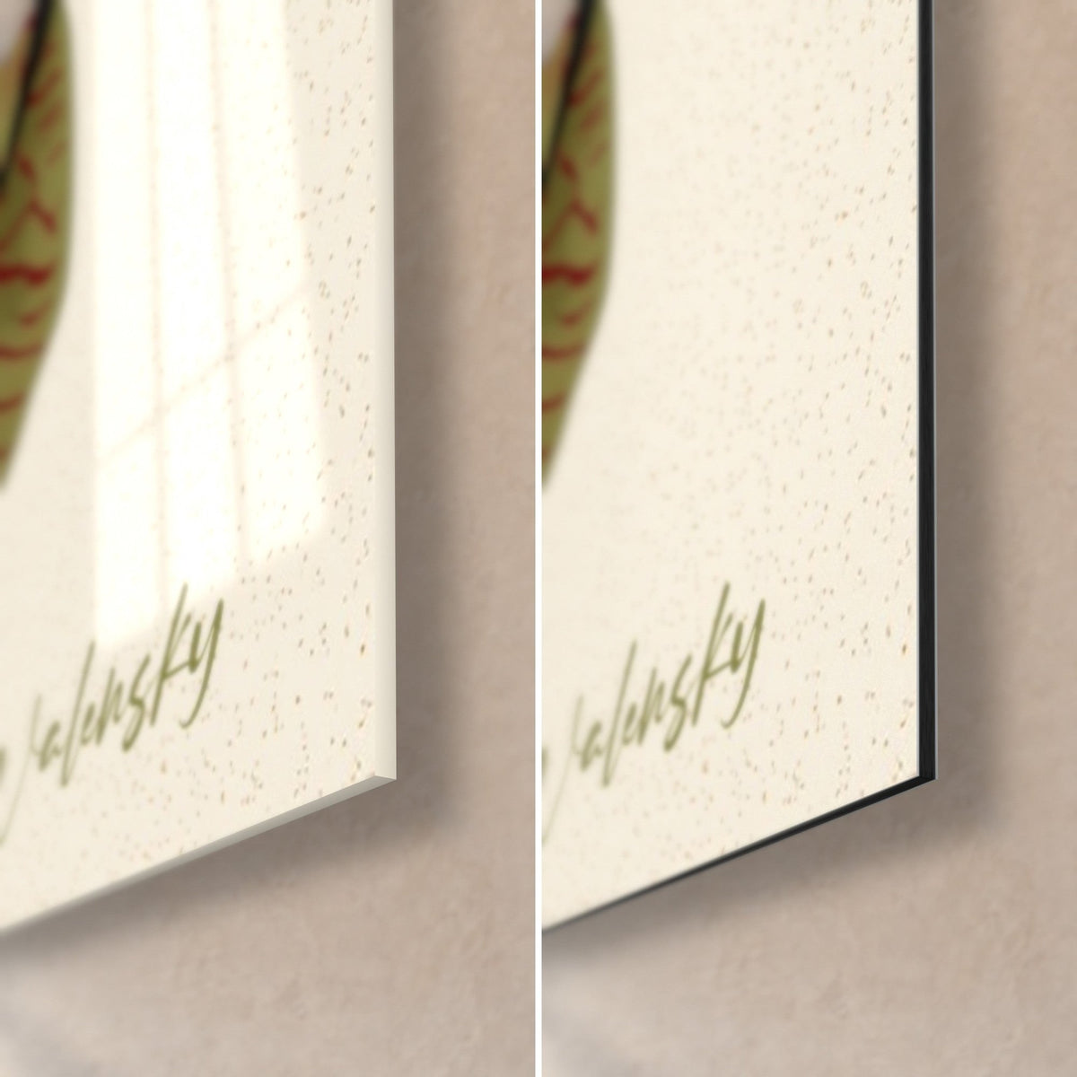 Quadro di orchidea ocra e verde oliva, angolo in basso a destra con firma dorata Walensky, vetro lucido a sinistra, Dibond nero opaco a destra