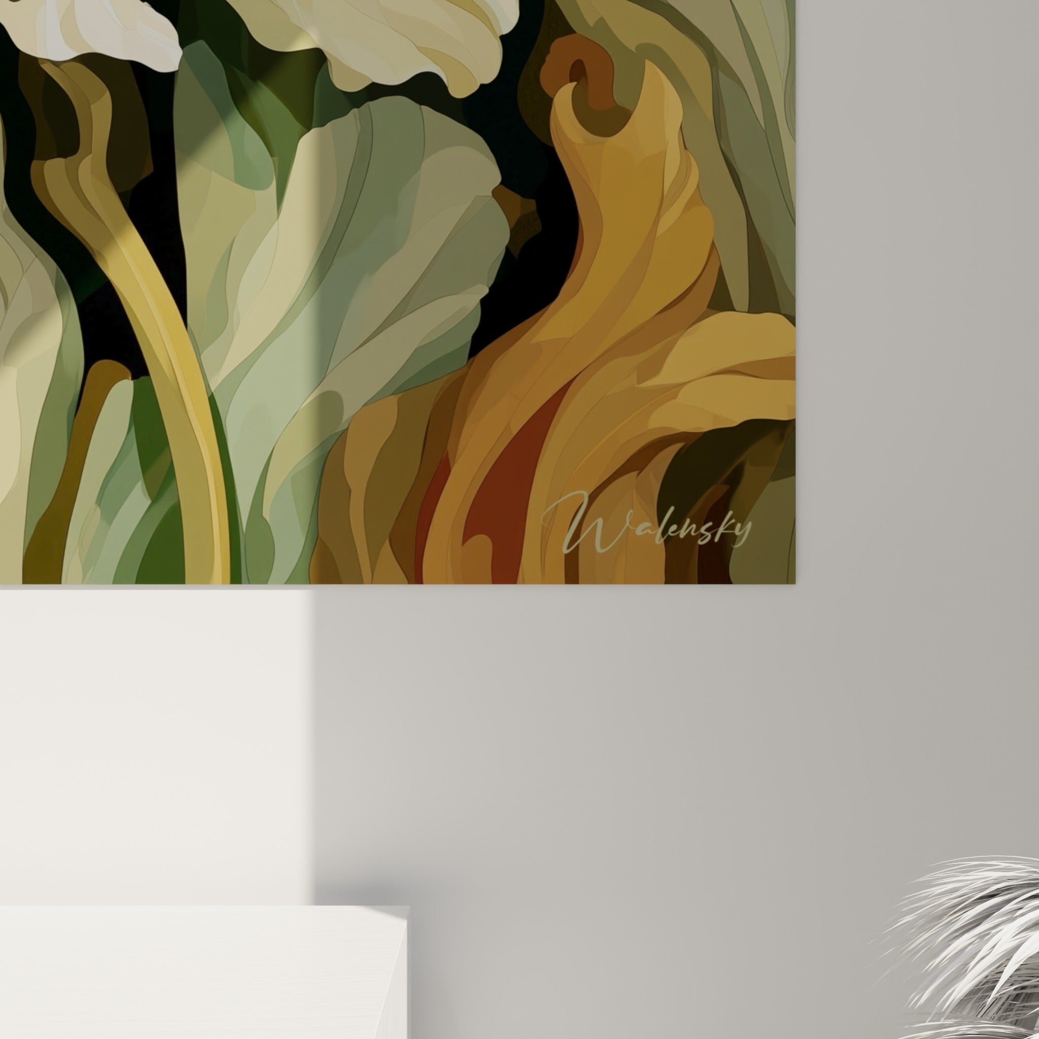 Détail des pétales ivoire nacrés et du cœur brun-orangé, matière lisse aux reflets dorés visibles