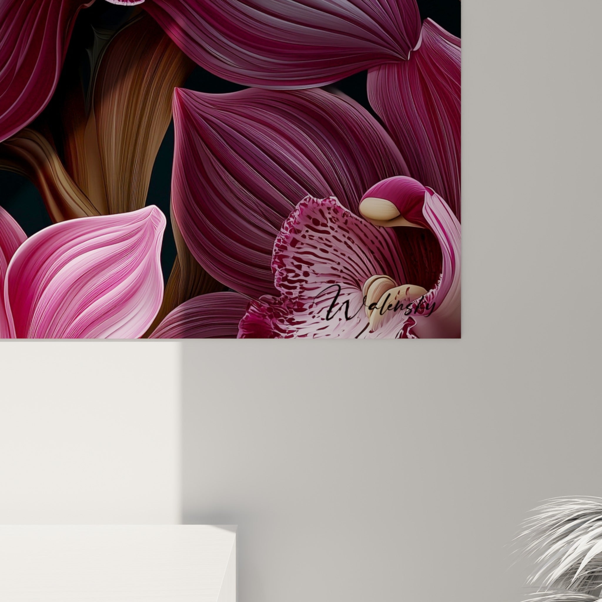 Détail des pétales d'orchidée magenta et bordeaux révélant la texture peinte du grain