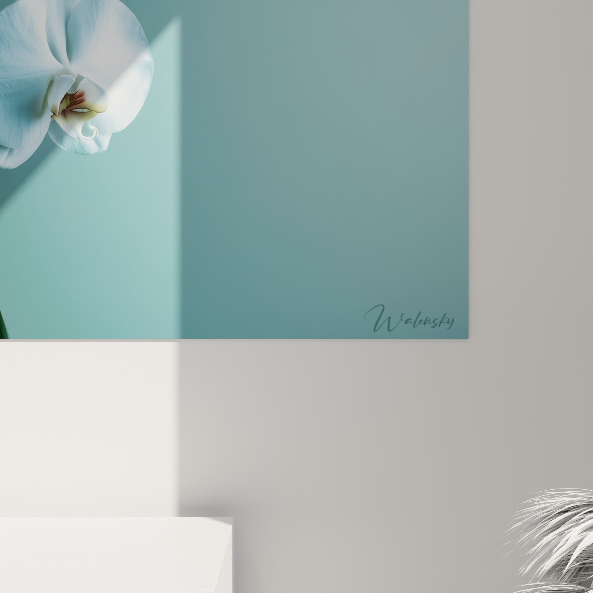 Détail des pétales satinés blancs et du cœur orangé de l'orchidée, texture et grain visibles de près