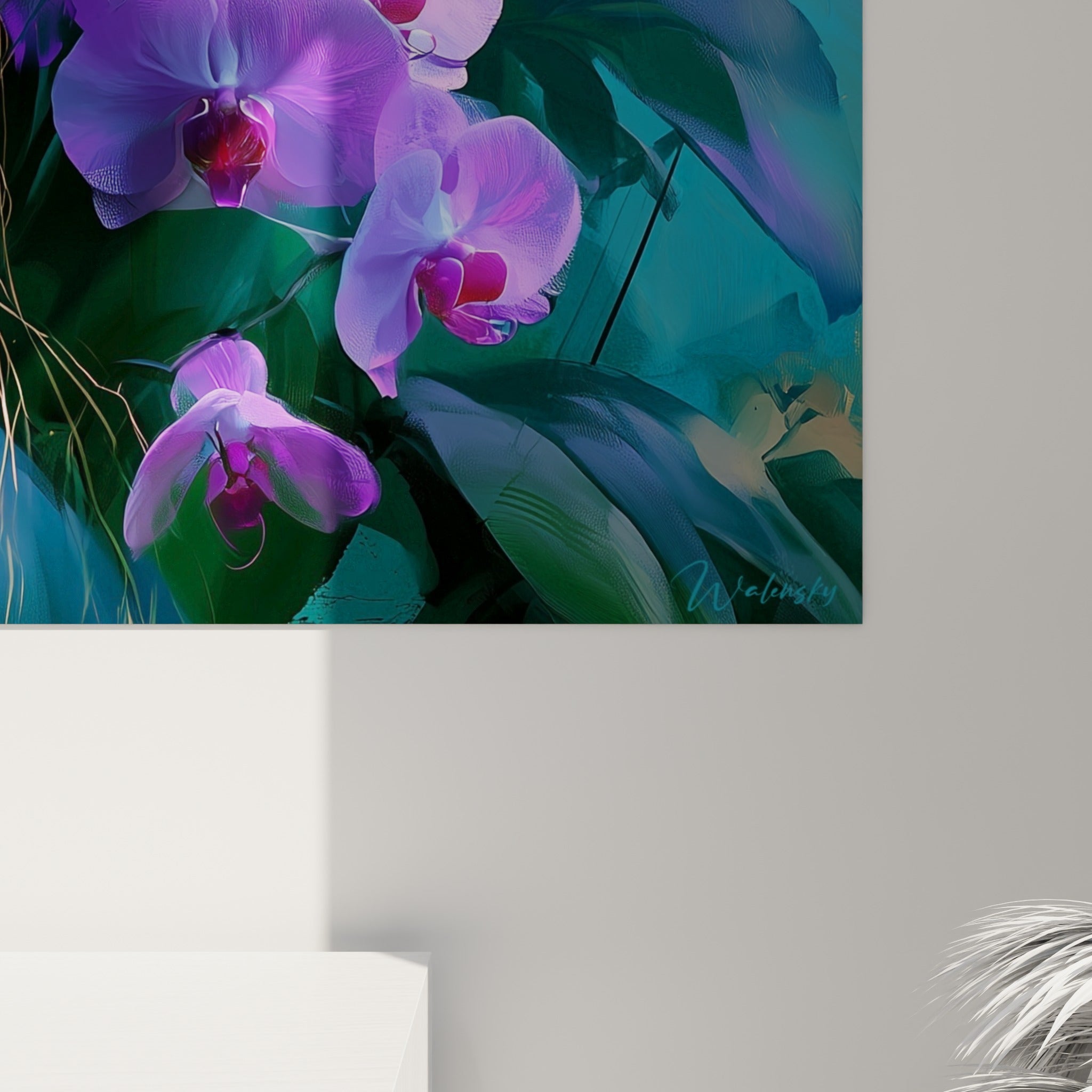 Détail des pétales violets et des racines dorées de l'orchidée révélant le grain pictural