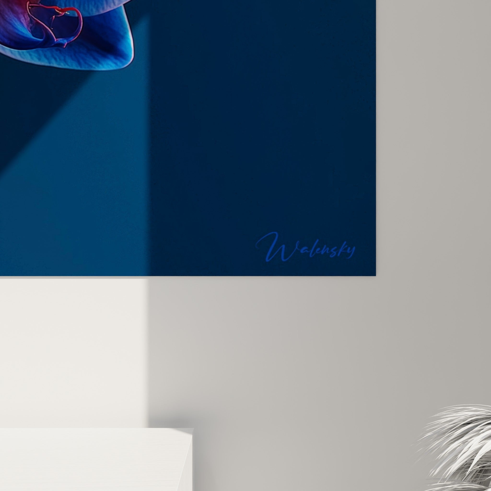 Détail des veines translucides bleu électrique et du cœur pourpre de l'orchidée imprimée