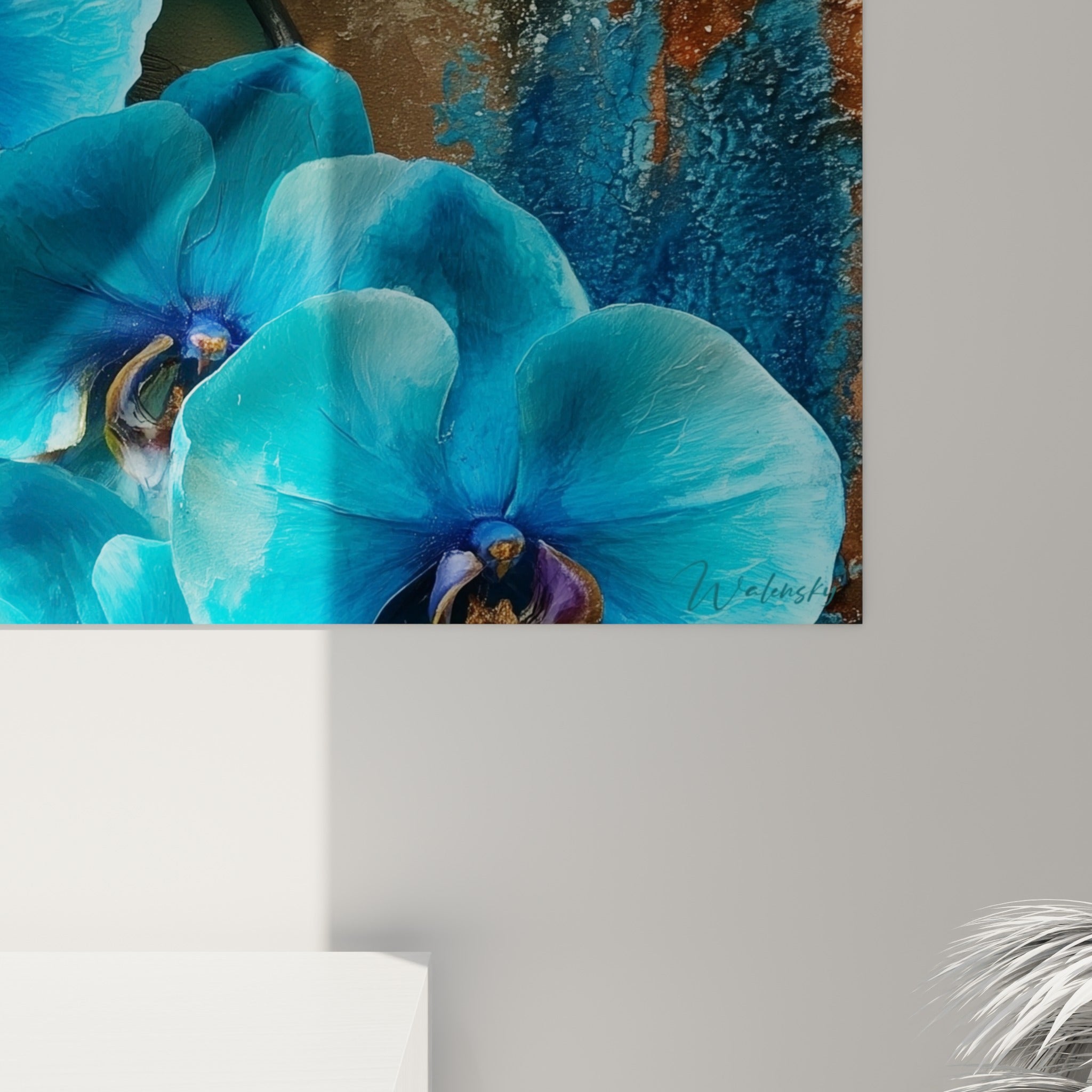 Détail des veines bleu turquoise et du cœur doré d'une orchidée sur fond craquelé cuivré