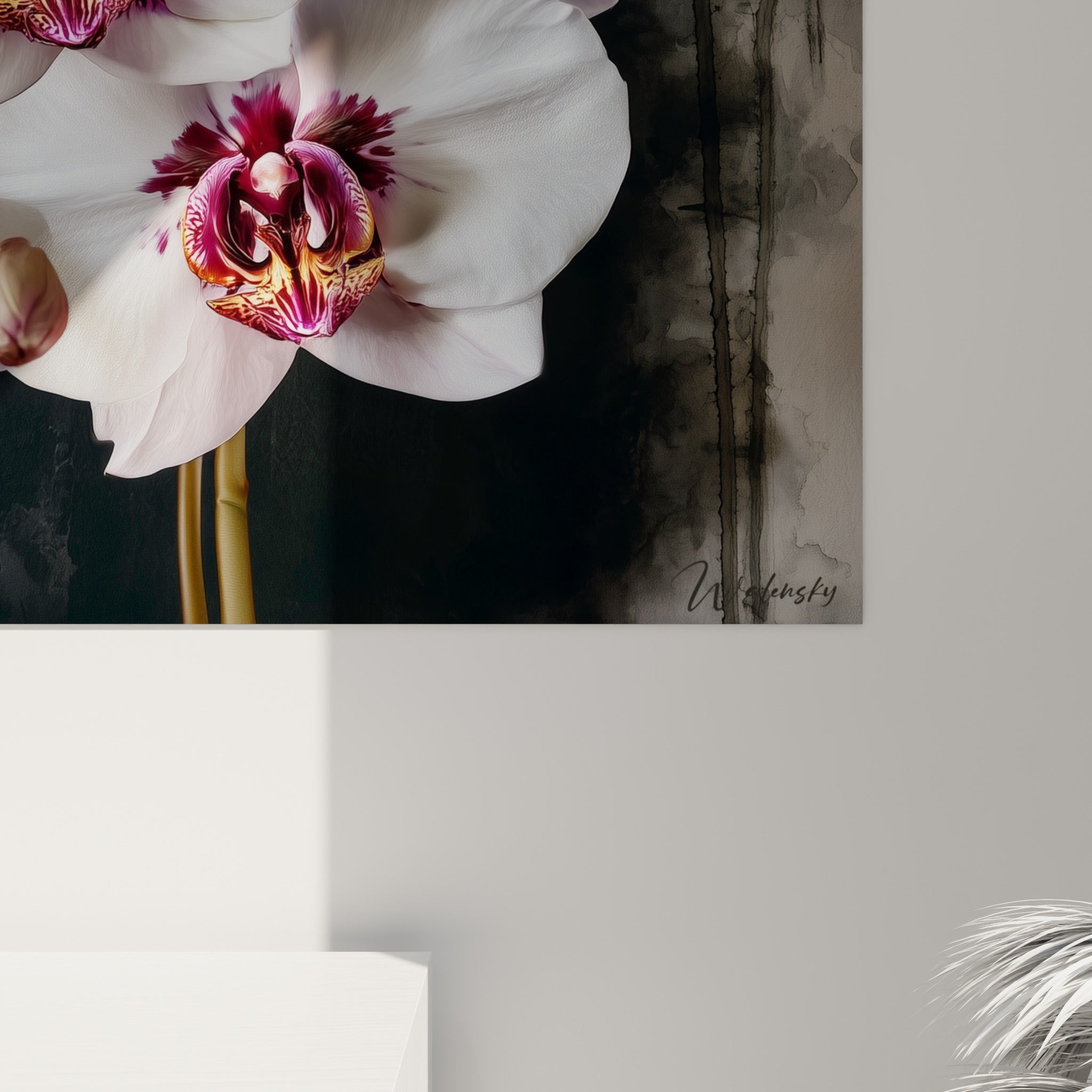 Détail du cœur pourpre et doré d'une orchidée, texture veinée et pétales blancs en gros plan