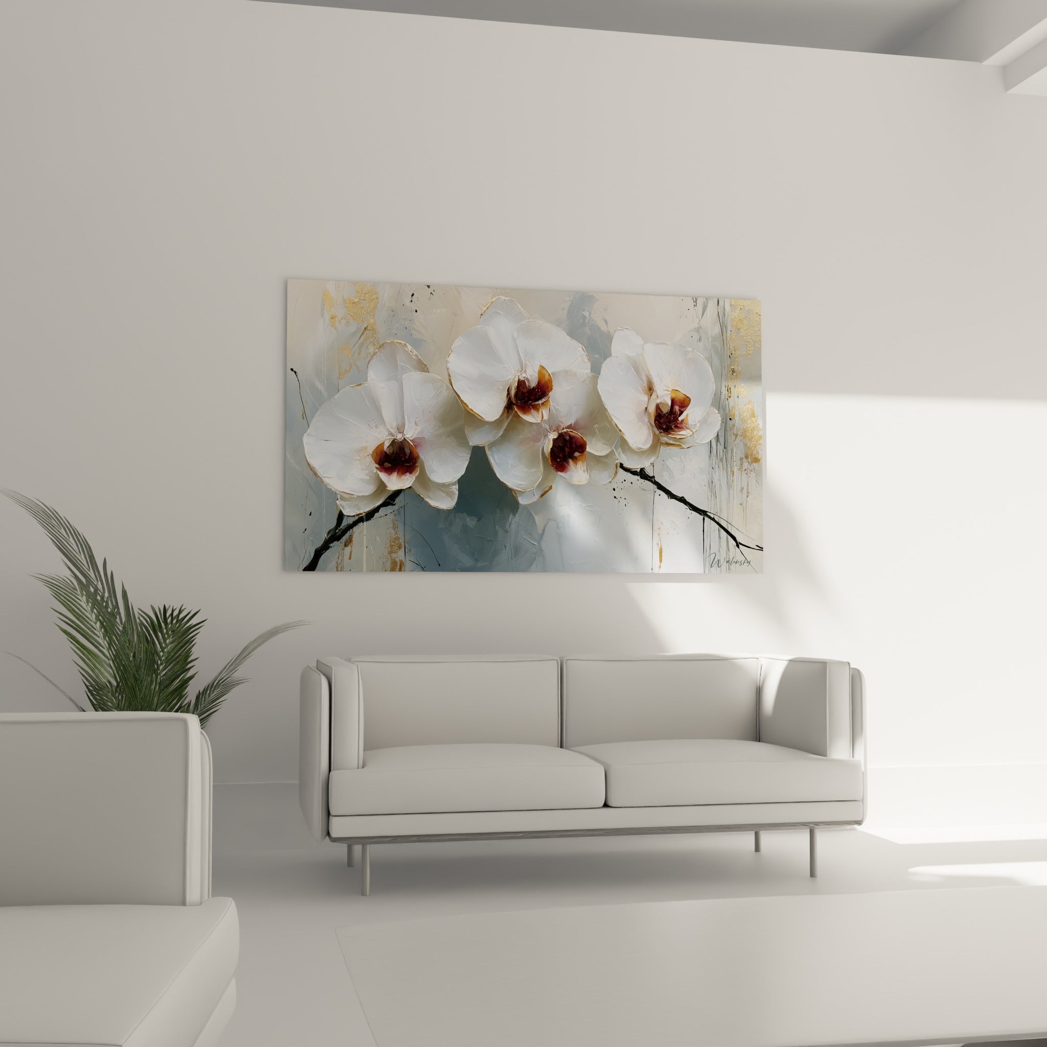 Fleurs d'orchidée blanches aux reflets ocre accrochées au-dessus d'un canapé dans un salon lumineux