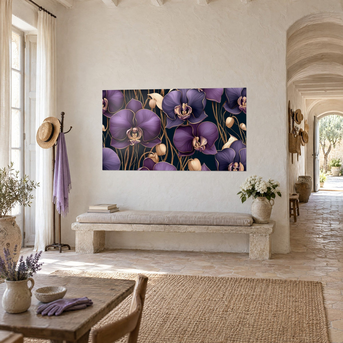 Quadro Phalaenopsis color prugna con filetti dorati e boccioli beige rosato su fondo blu notte, muro intonacato chiaro di un corridoio ad archi provenzale