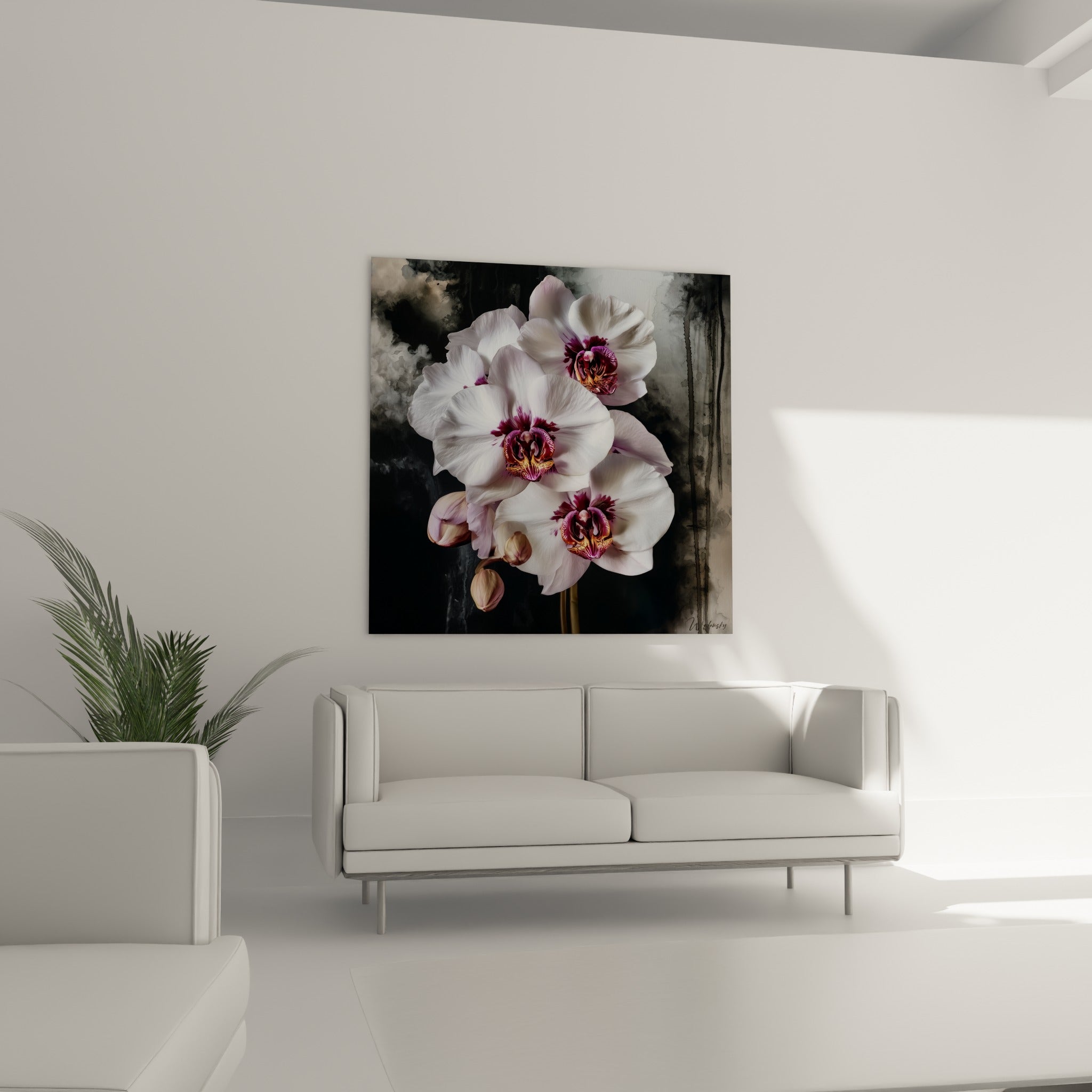 Grappe d'orchidées blanches aux teintes dorées suspendue au-dessus d'un canapé dans un salon lumineux