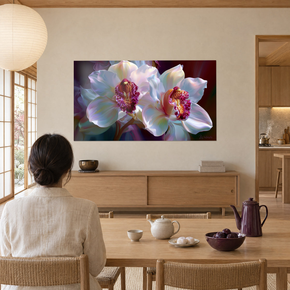 Quadro mazzo di orchidee dai riflessi pastello e labello granata screziato, donna di spalle seduta davanti a una teiera color prugna