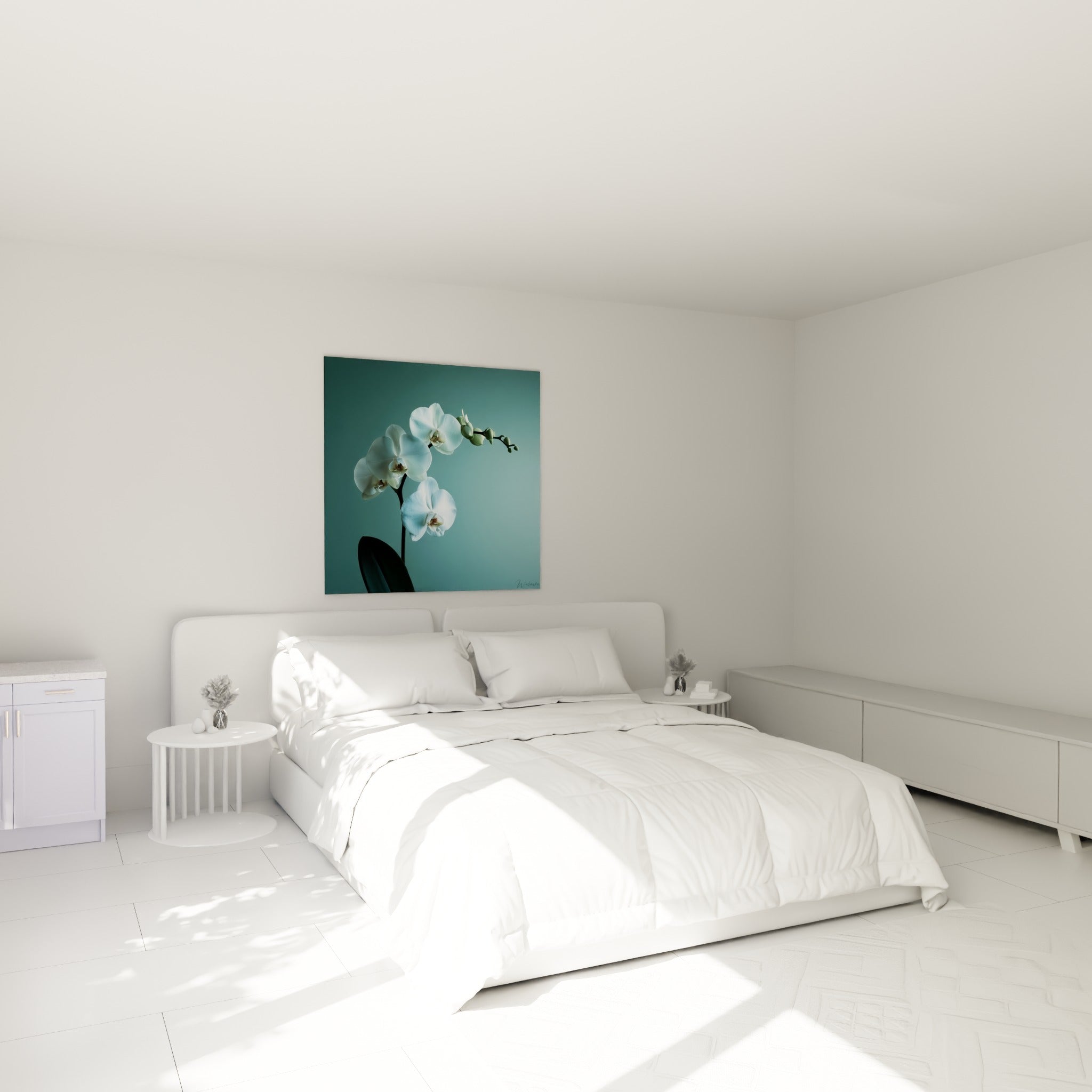 Fleur d'orchidée blanche et verte accrochée au-dessus d'un lit dans une chambre claire