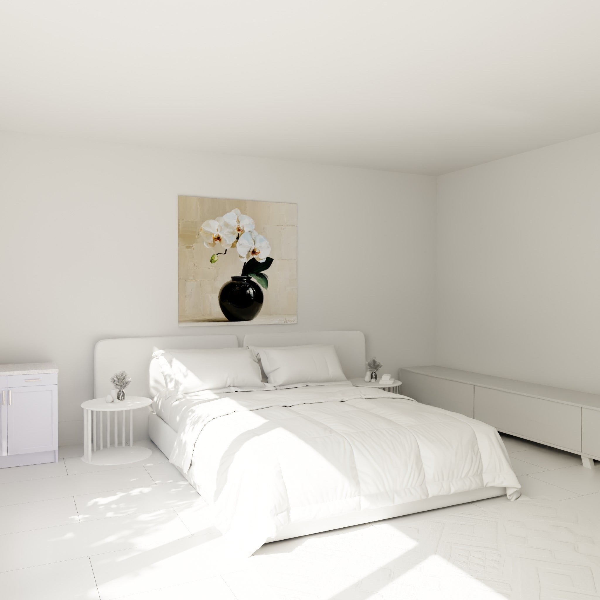 Fleurs d'orchidée blanches et vase anthracite brillant au-dessus d'un lit dans une chambre claire