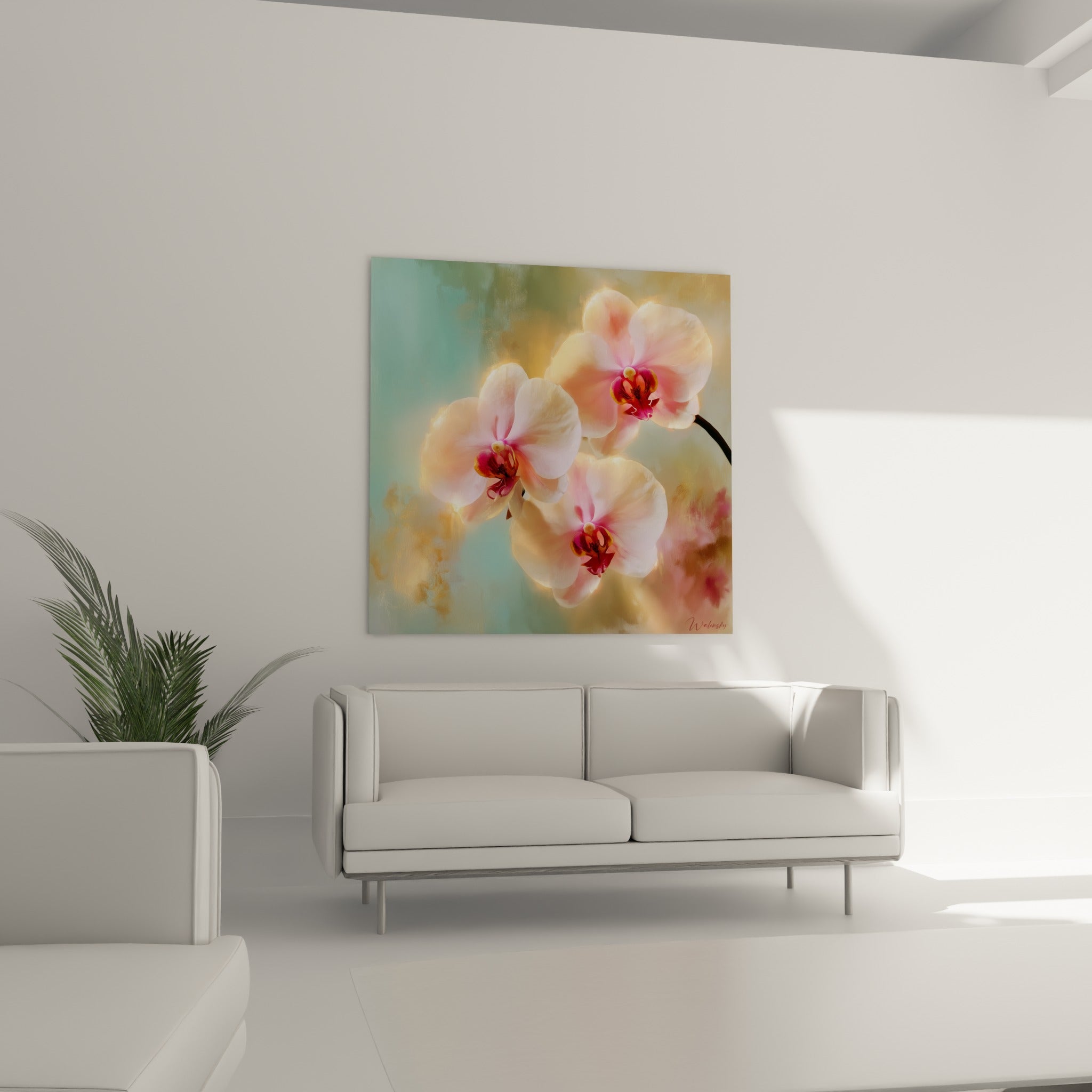 Grappe d'orchidées roses et blanches sur fond turquoise, accrochée au-dessus d'un canapé dans un salon lumineux