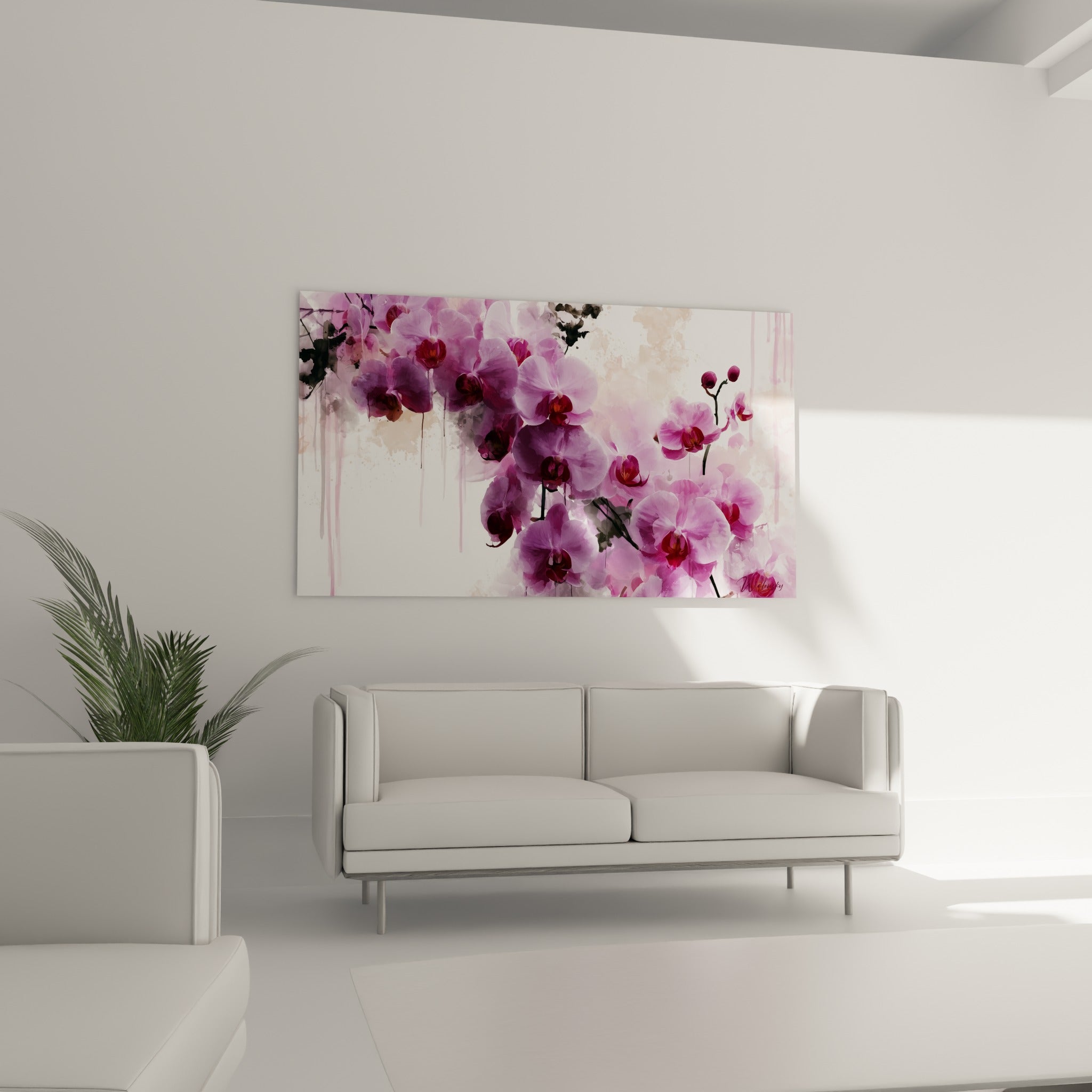 Fleurs d'orchidée bordeaux et mauve pâle disposées au-dessus d'un canapé dans un salon lumineux