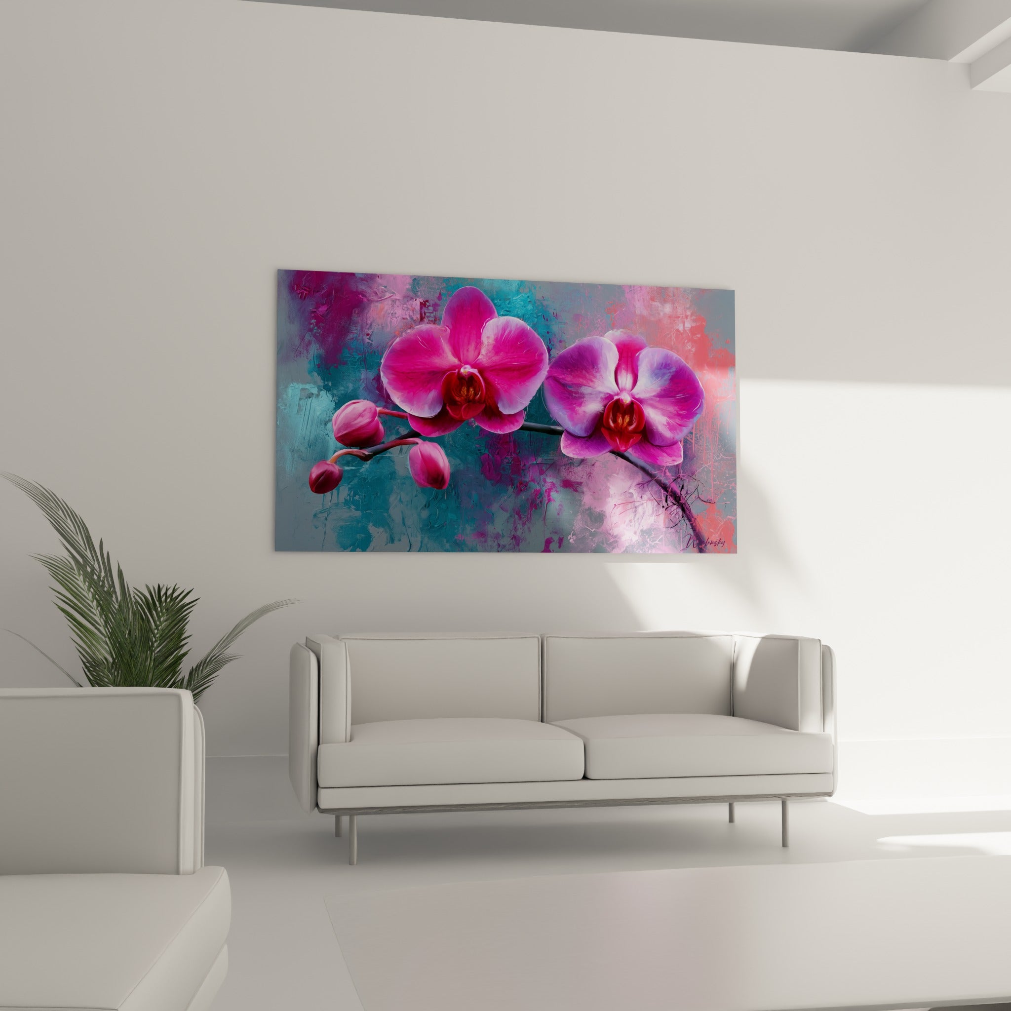 Fleurs d'orchidée fuchsia et bleu pétrole au-dessus d'un canapé dans un salon lumineux