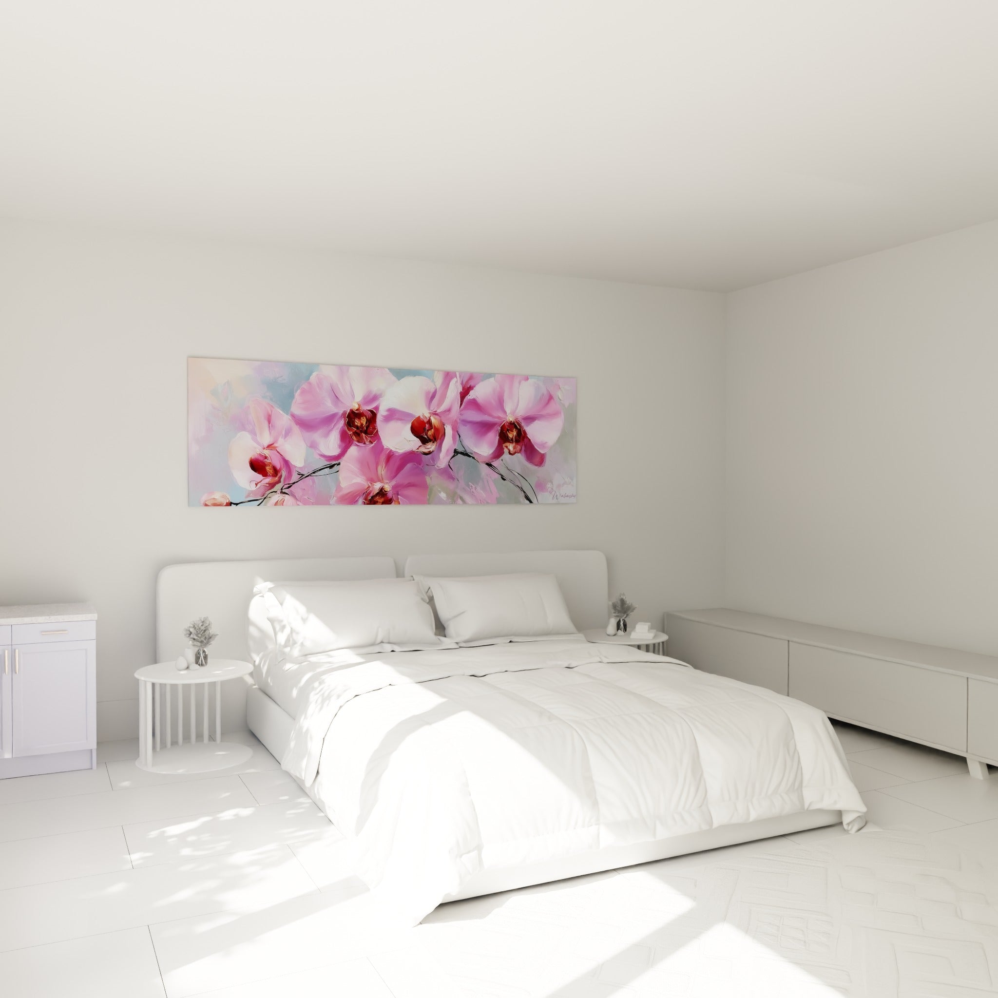 Fleurs d'orchidées roses et blanches accrochées au-dessus d'un lit dans une chambre claire